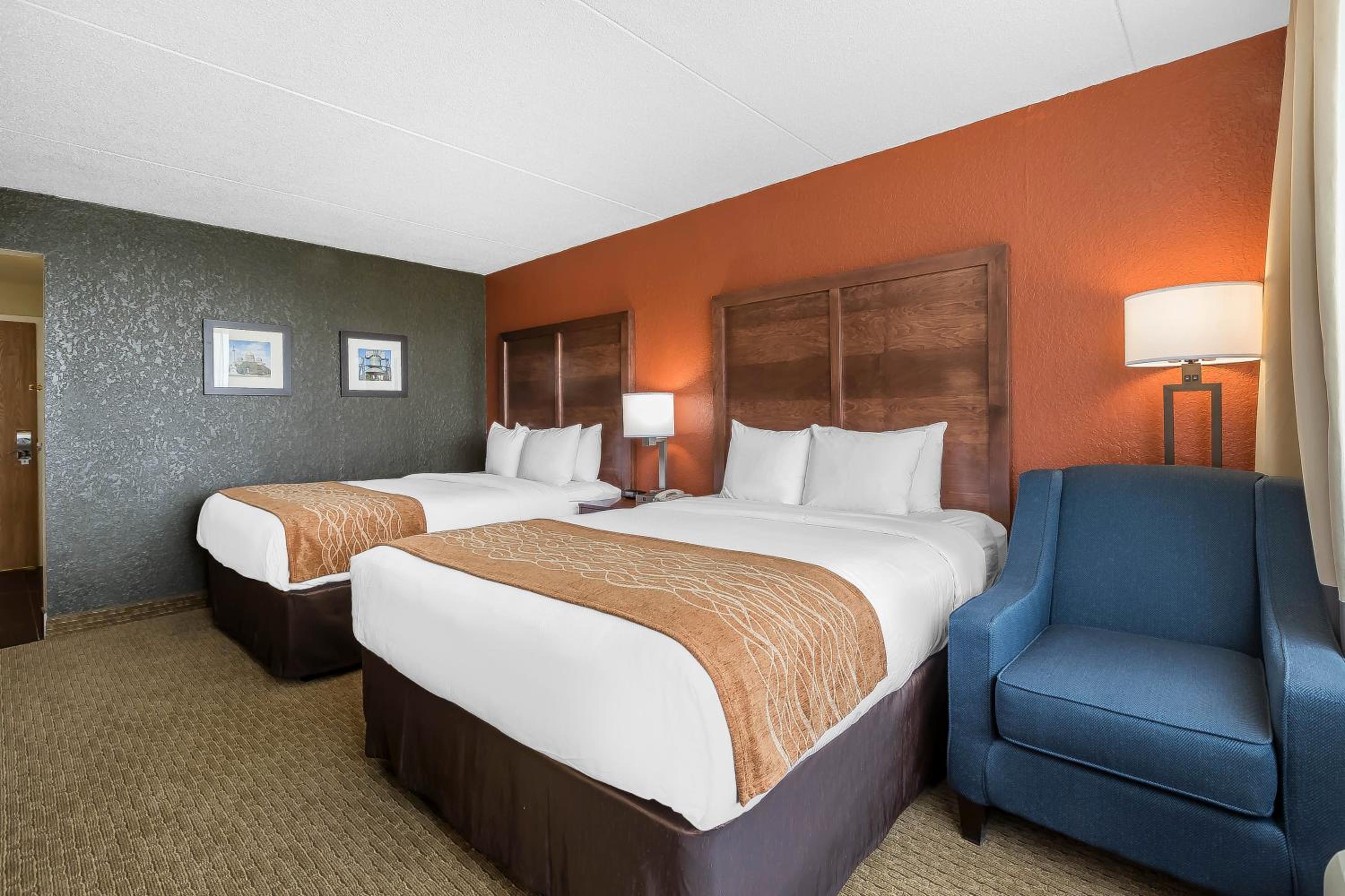 Standard Queen Room with Two Queen Beds - Photo 2