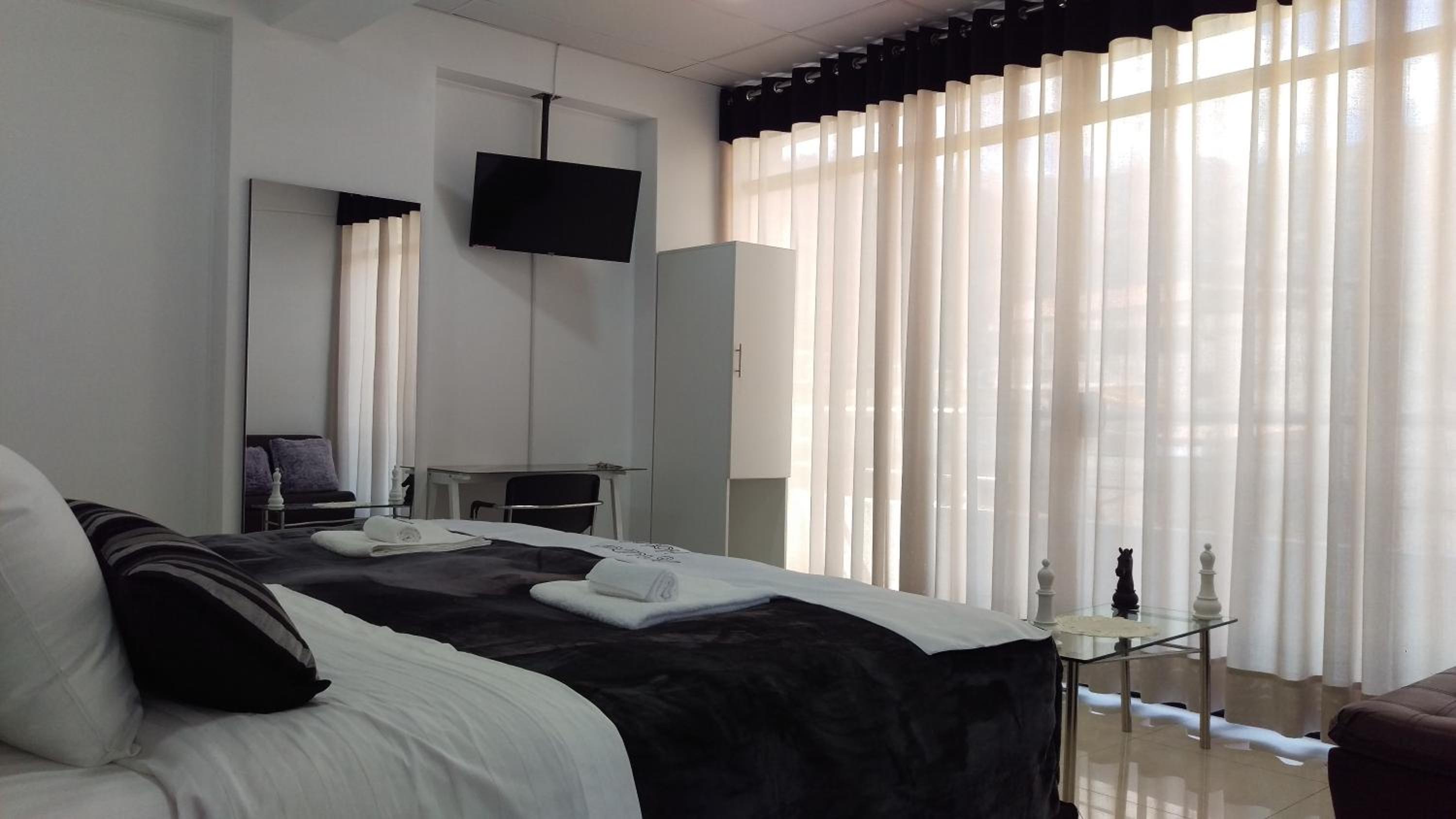 King Suite with Balcony photo 3