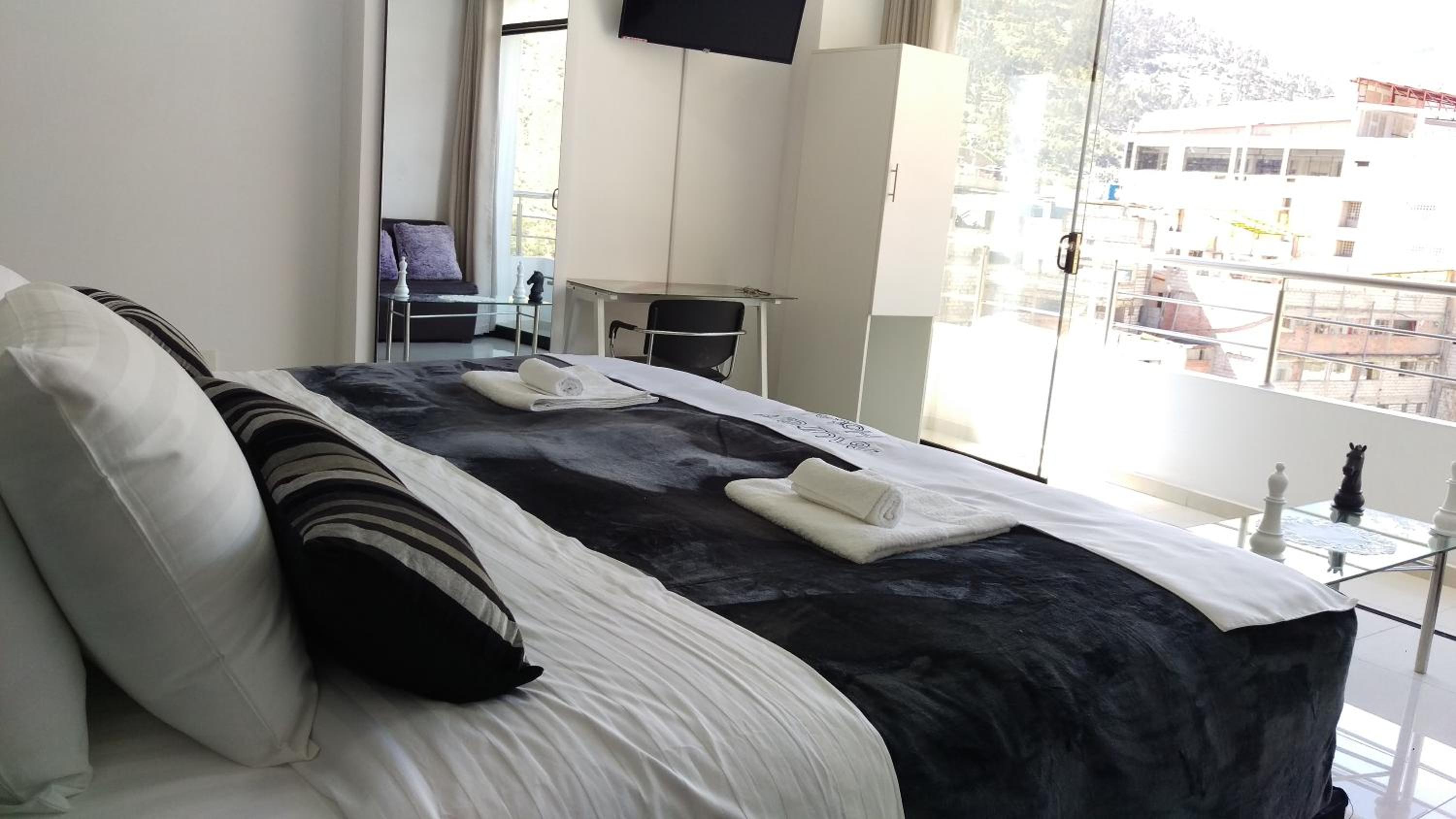 King Suite with Balcony photo 1