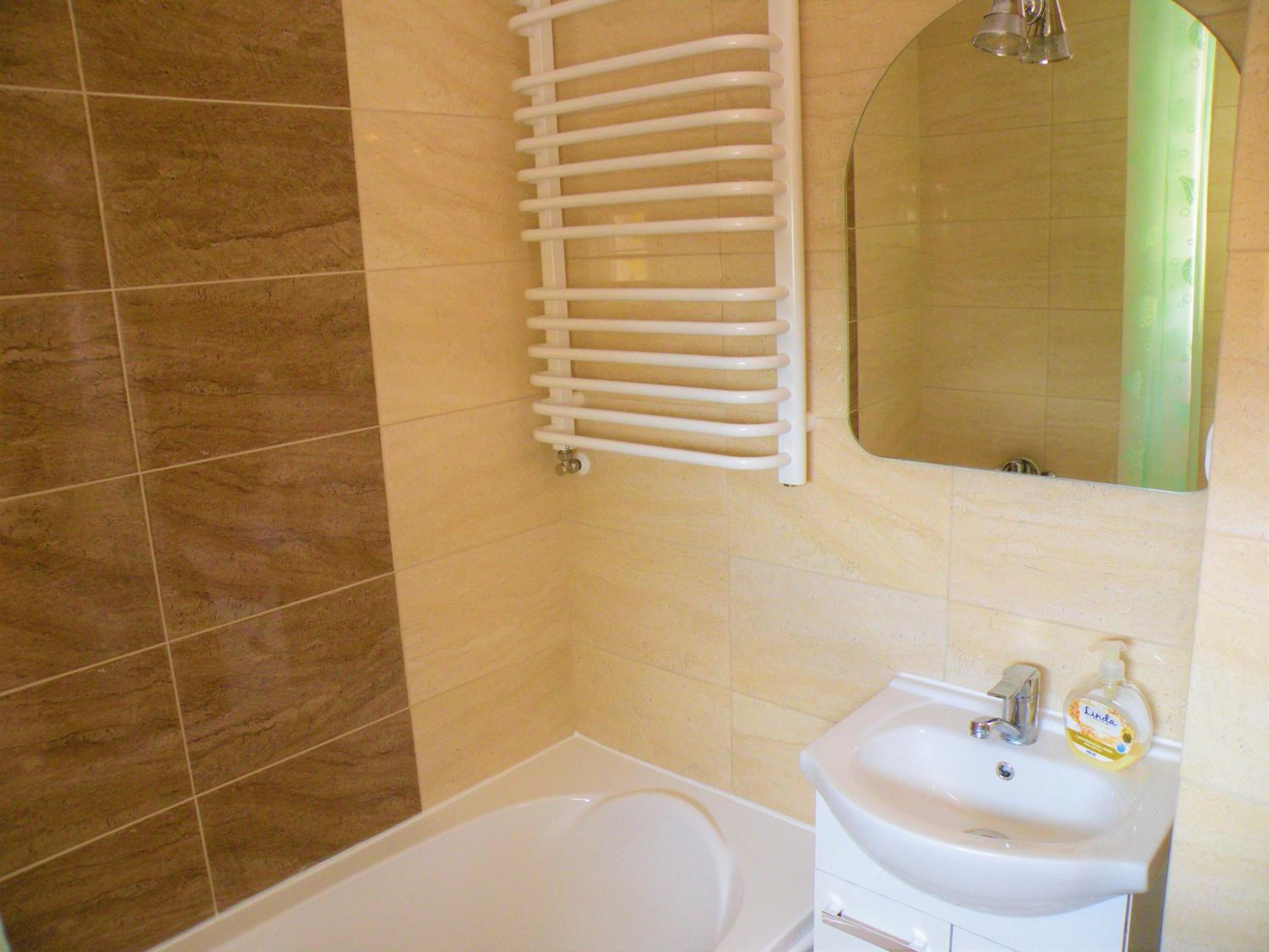 Double Room with Private Bathroom - Photo 12