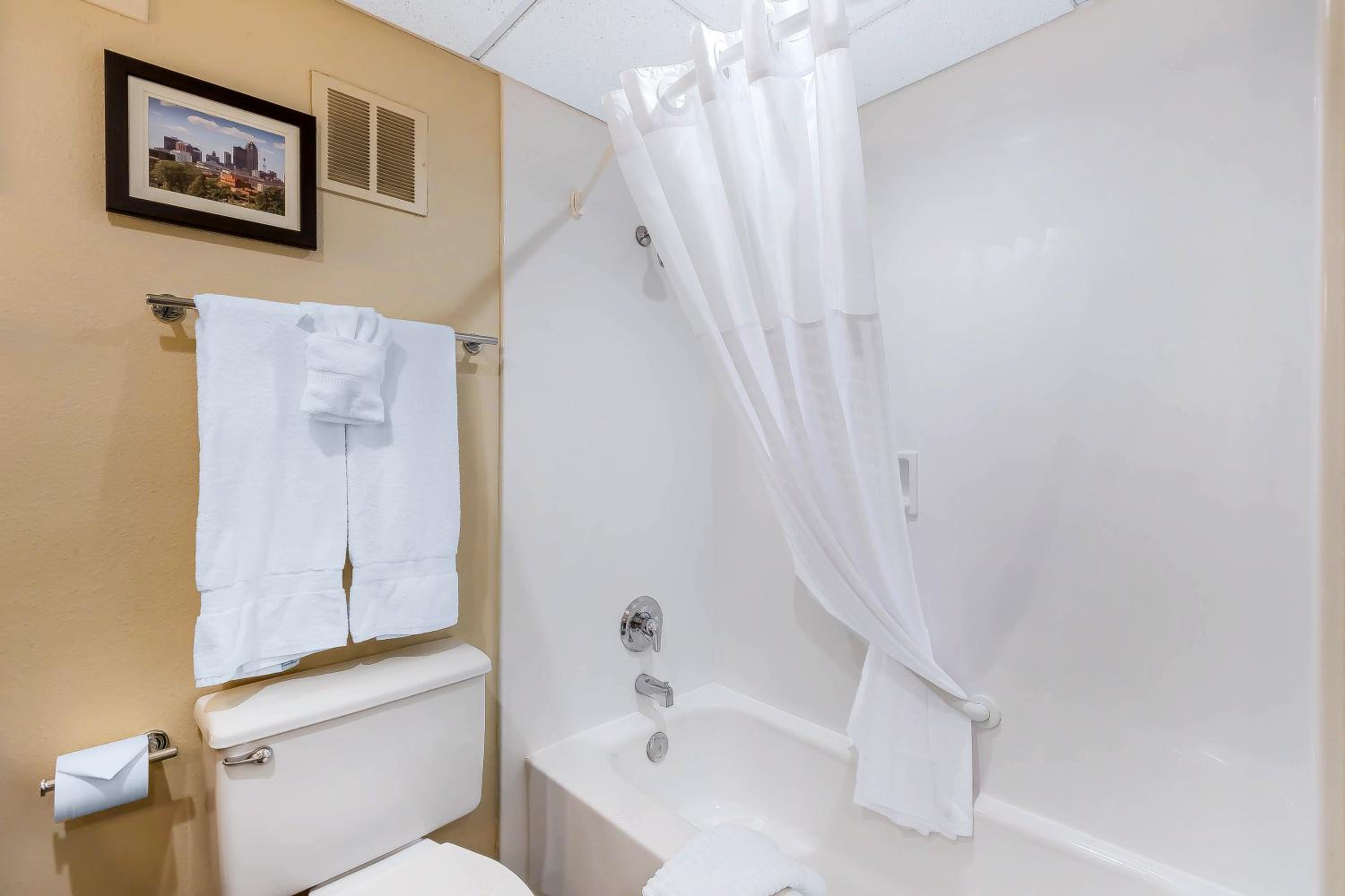 Standard Queen Room with Two Queen Beds - Photo 4