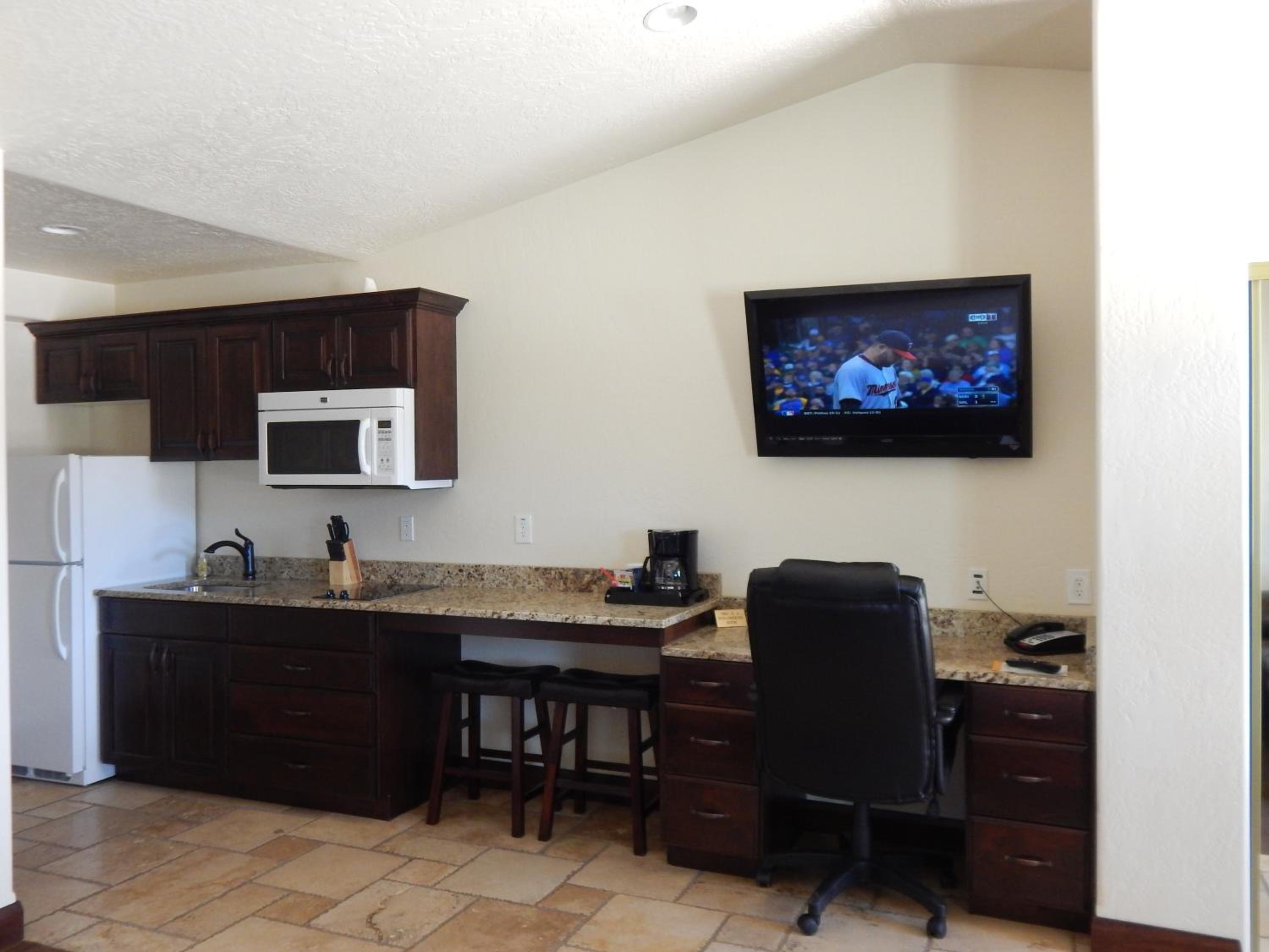 Deluxe Queen Suite photo 3