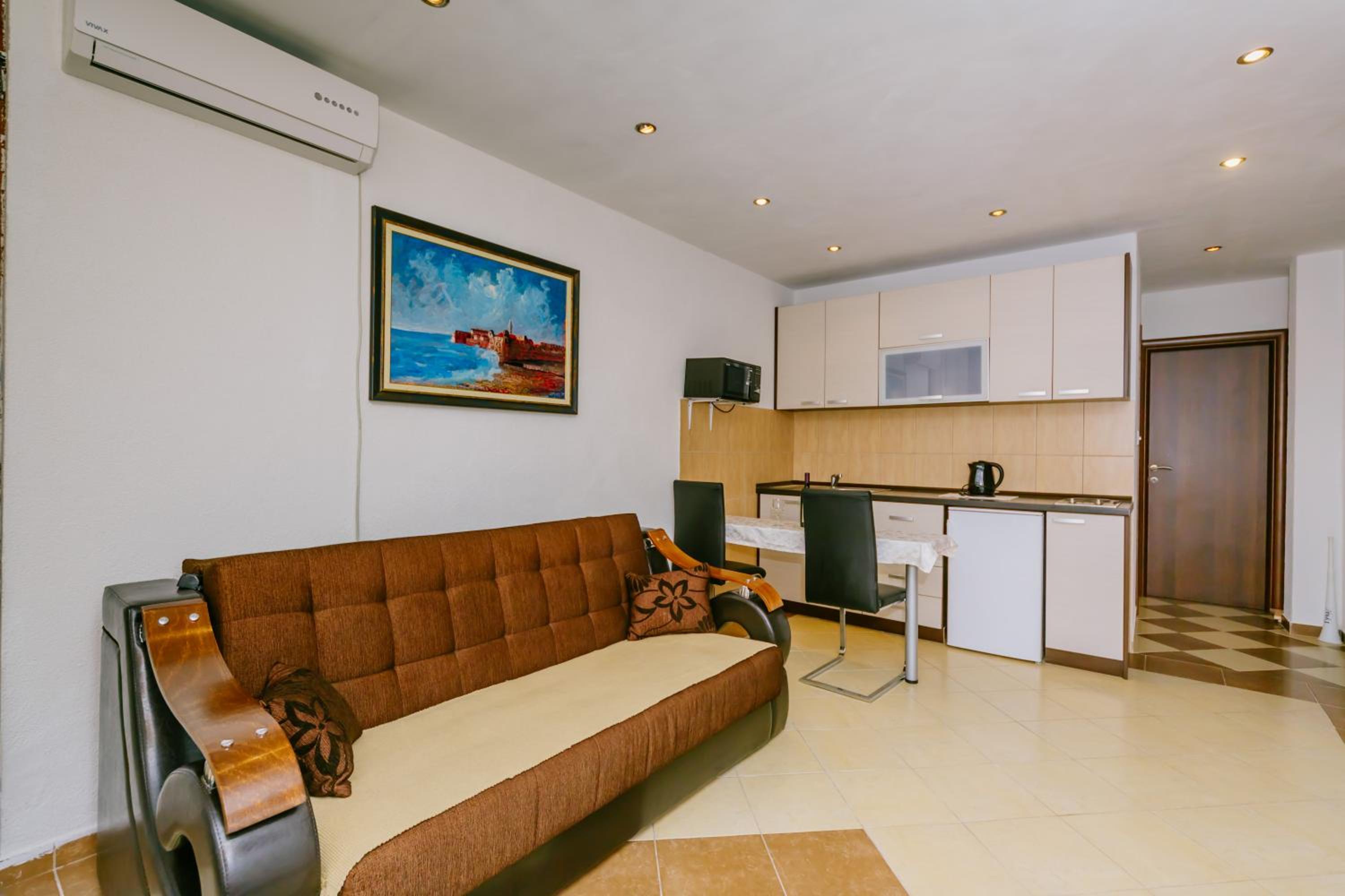 One-Bedroom Apartment with Mountain View - Photo 2