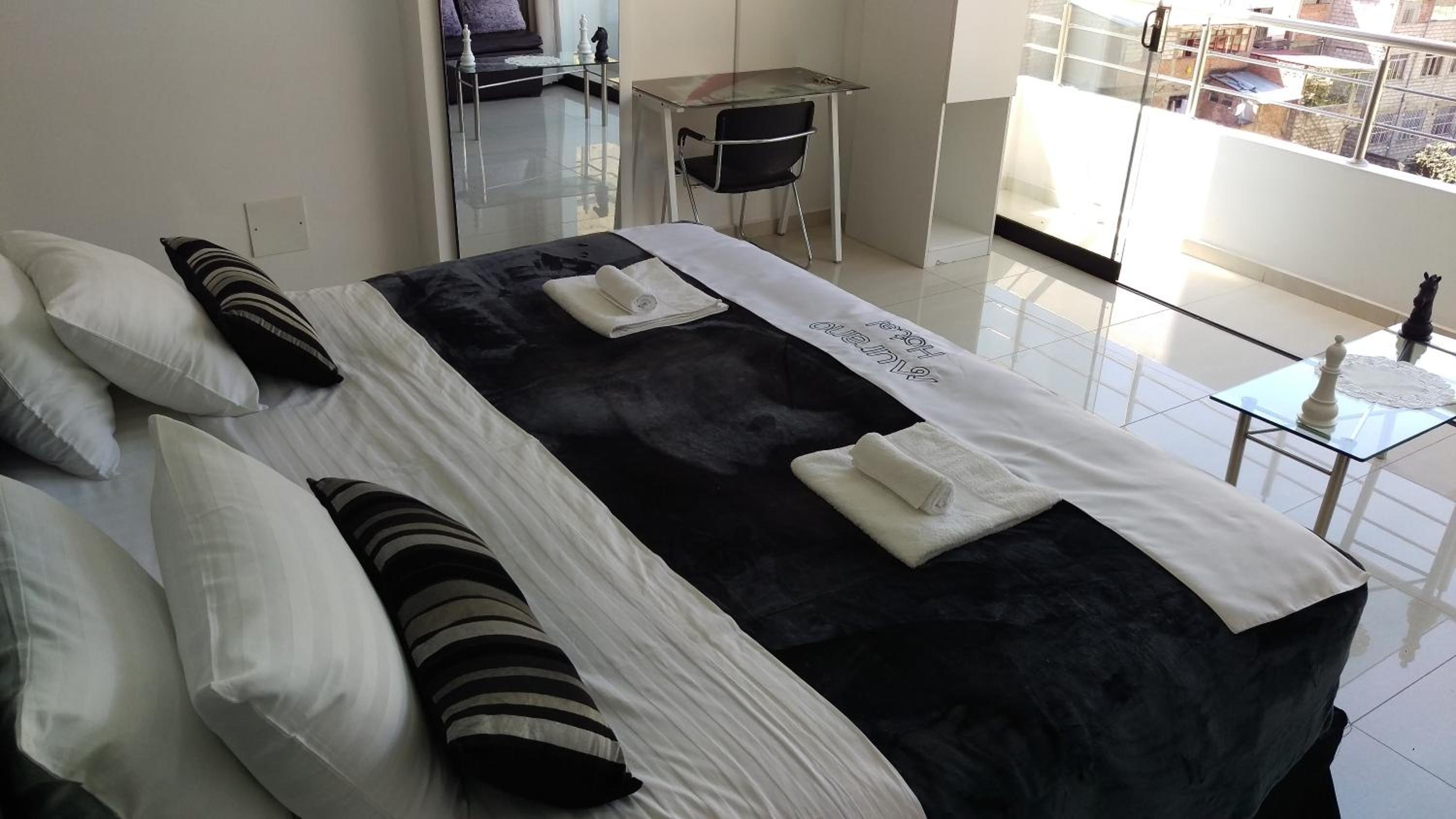 King Suite with Balcony photo 3