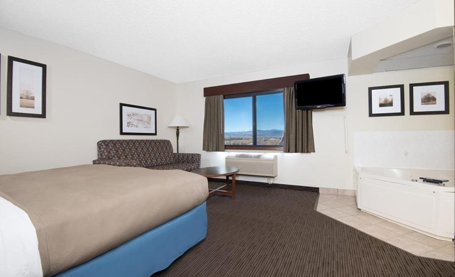 King Suite - Non-Smoking - Photo 7