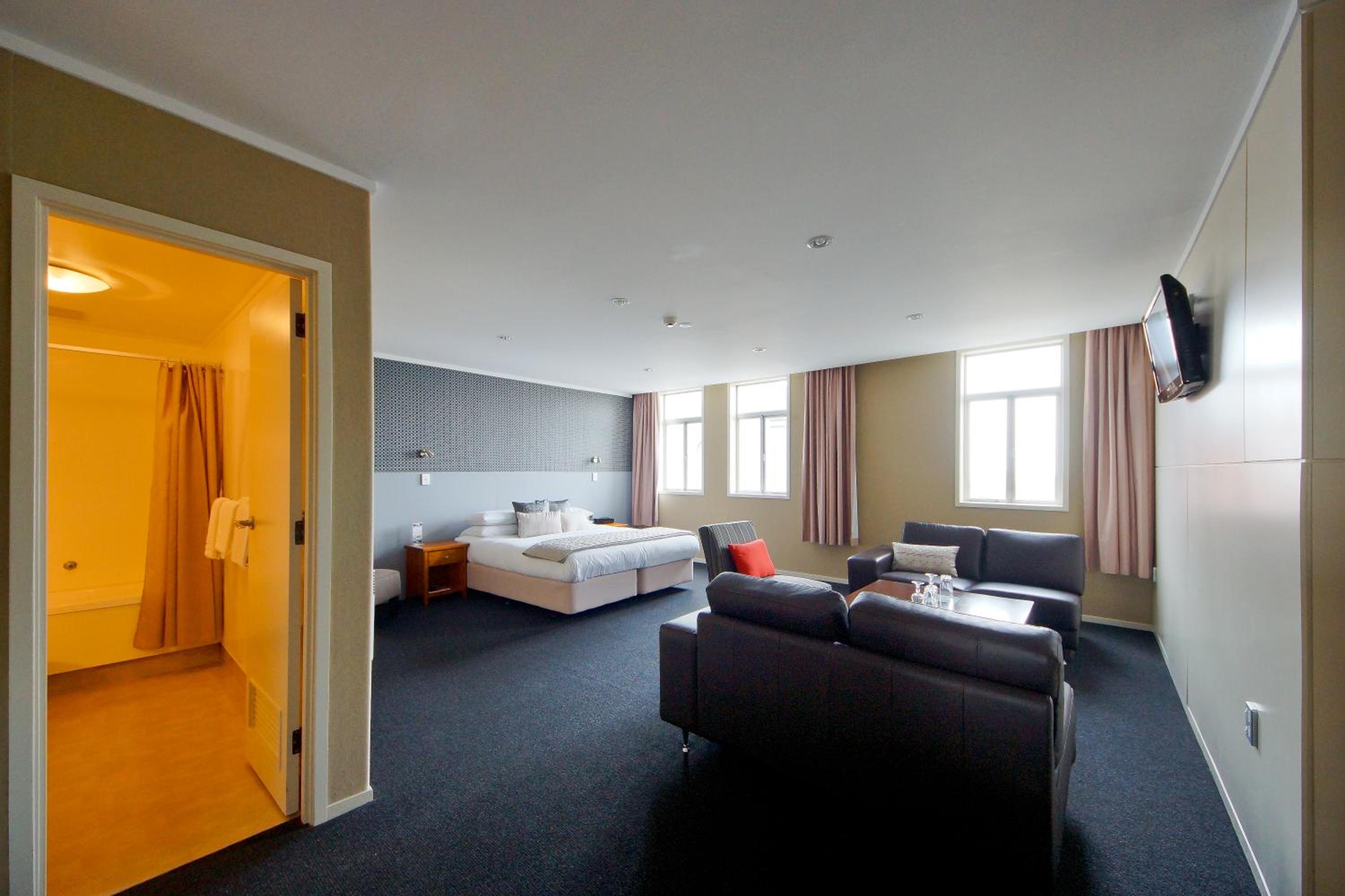  Queen Suite photo 1
