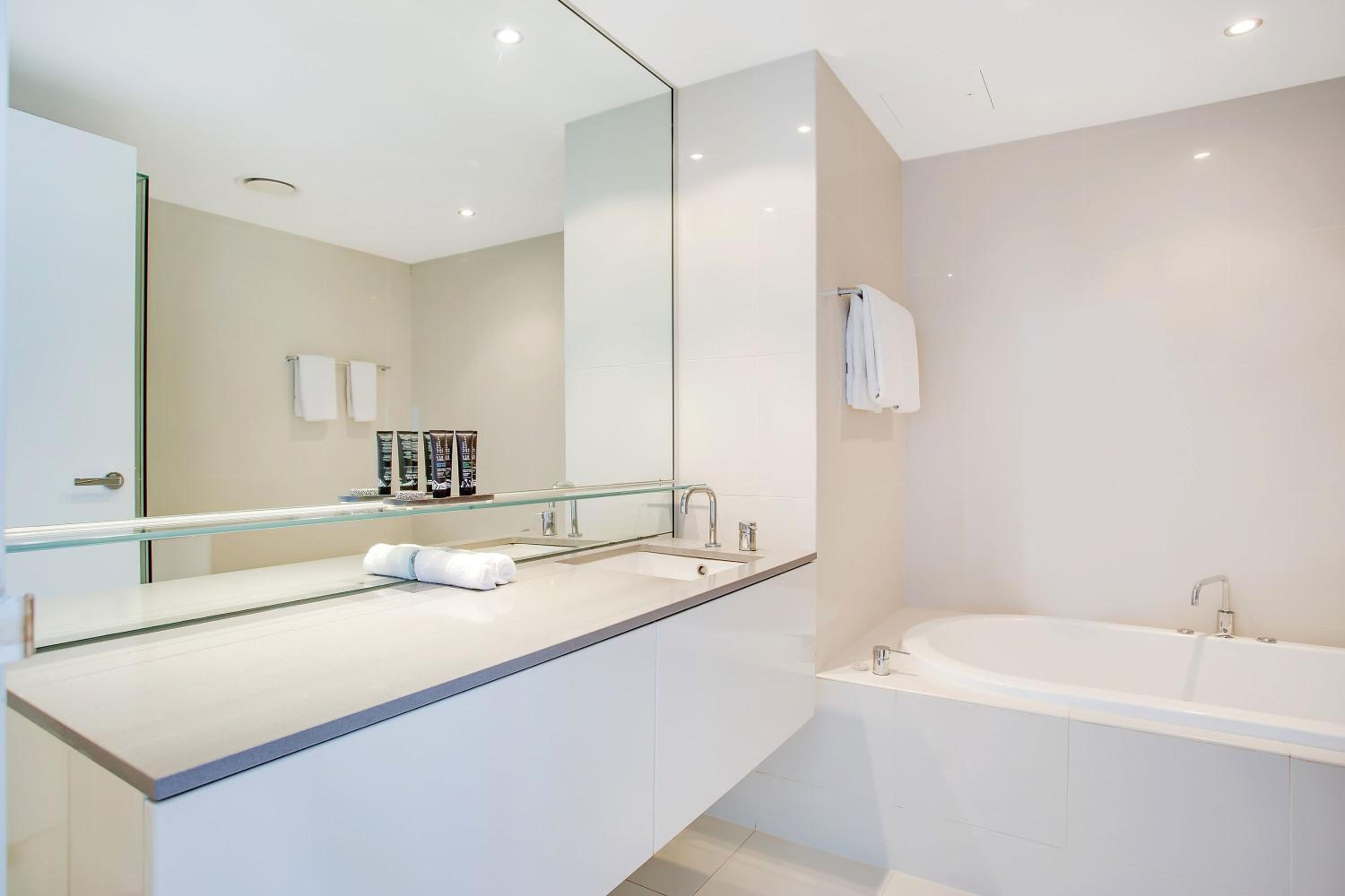 One-Bedroom Apartment With Spa Bath - Photo 4
