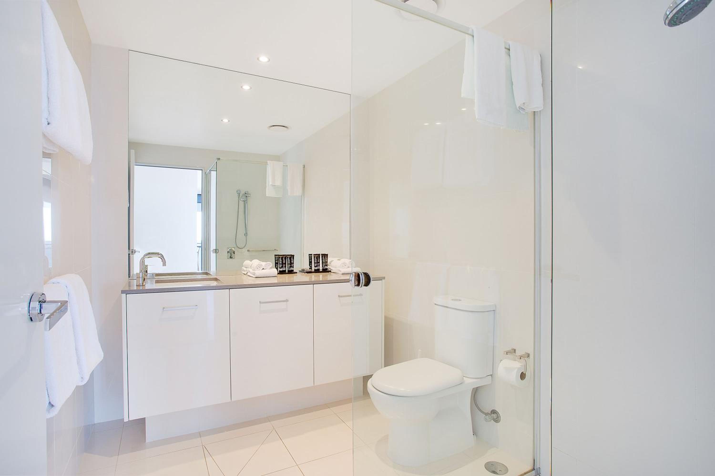 Three-Bedroom Apartment With Spa Bath - Photo 5