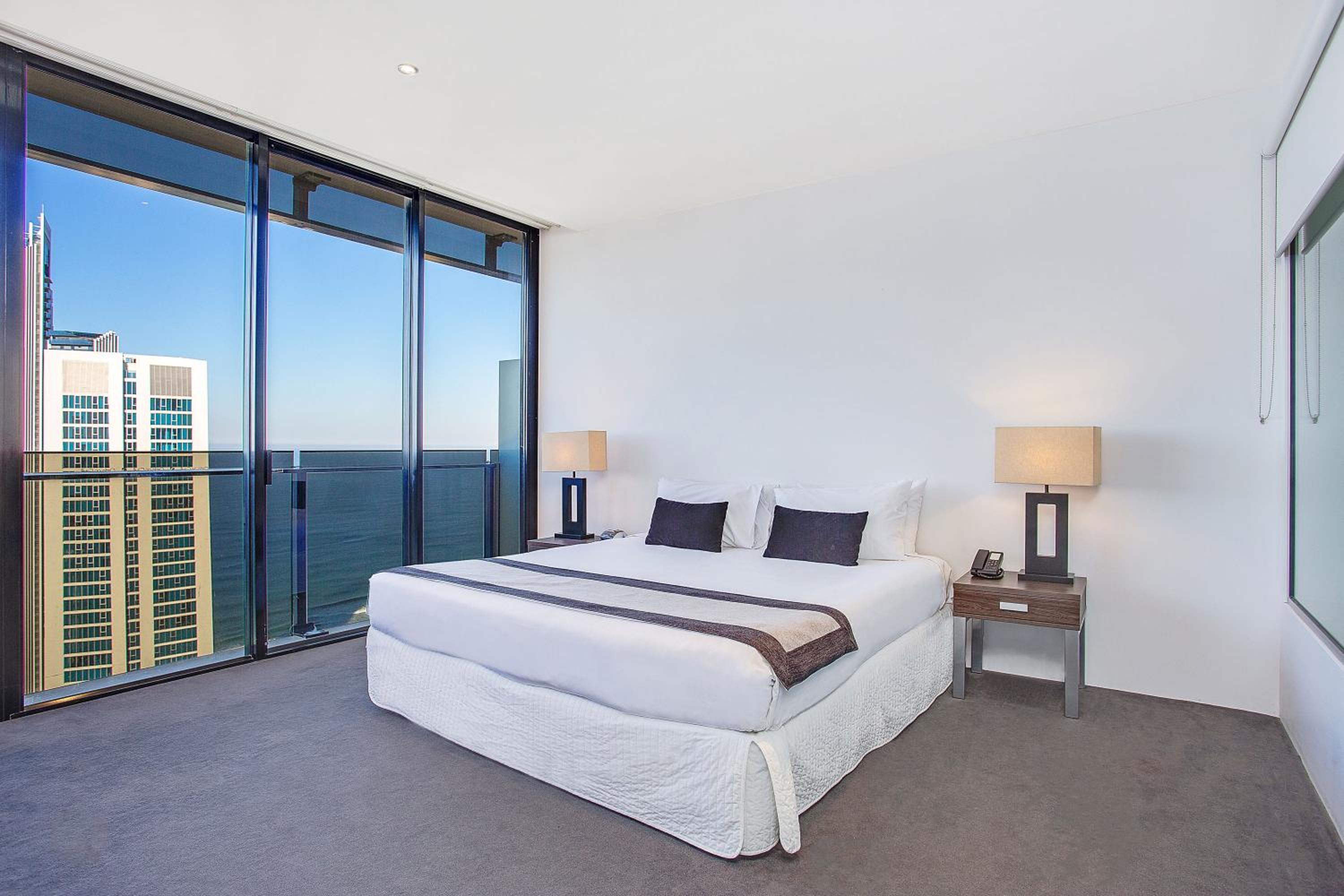 Three-Bedroom Apartment With Spa Bath - Photo 2