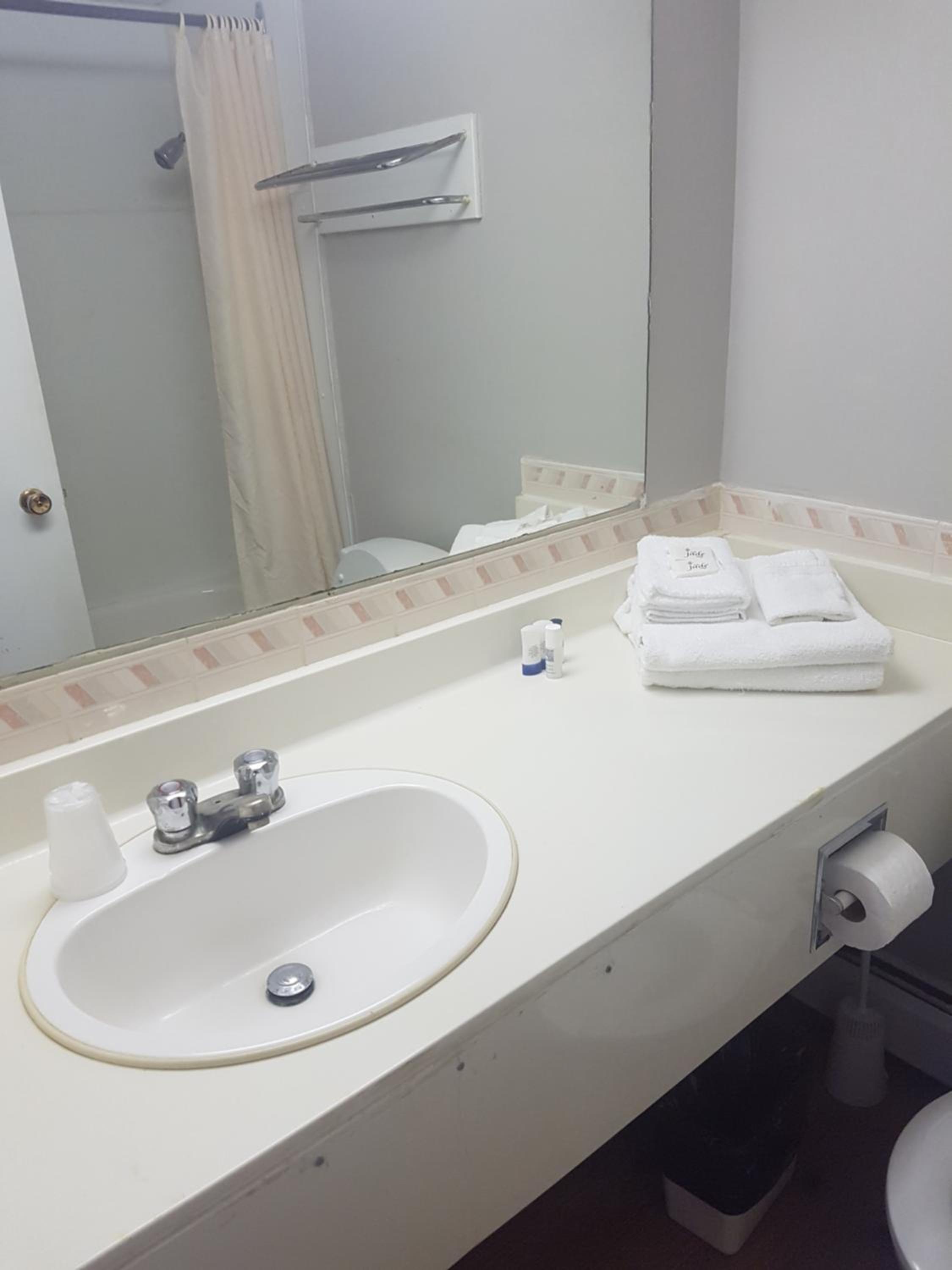 Queen Room with Two Queen Beds and Kitchenette photo 2