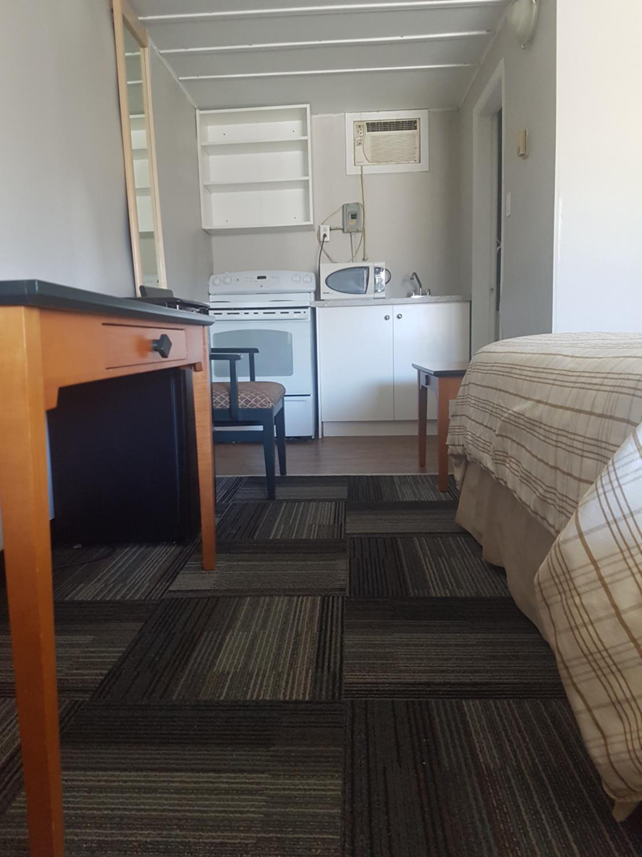 Standard Queen Room with Kitchenette photo 1