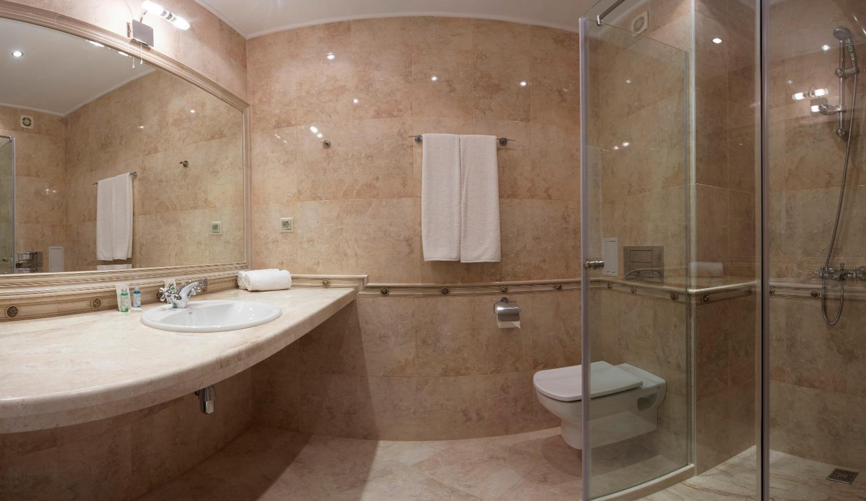 Deluxe Three-Bedroom Apartment with Sea View photo 2