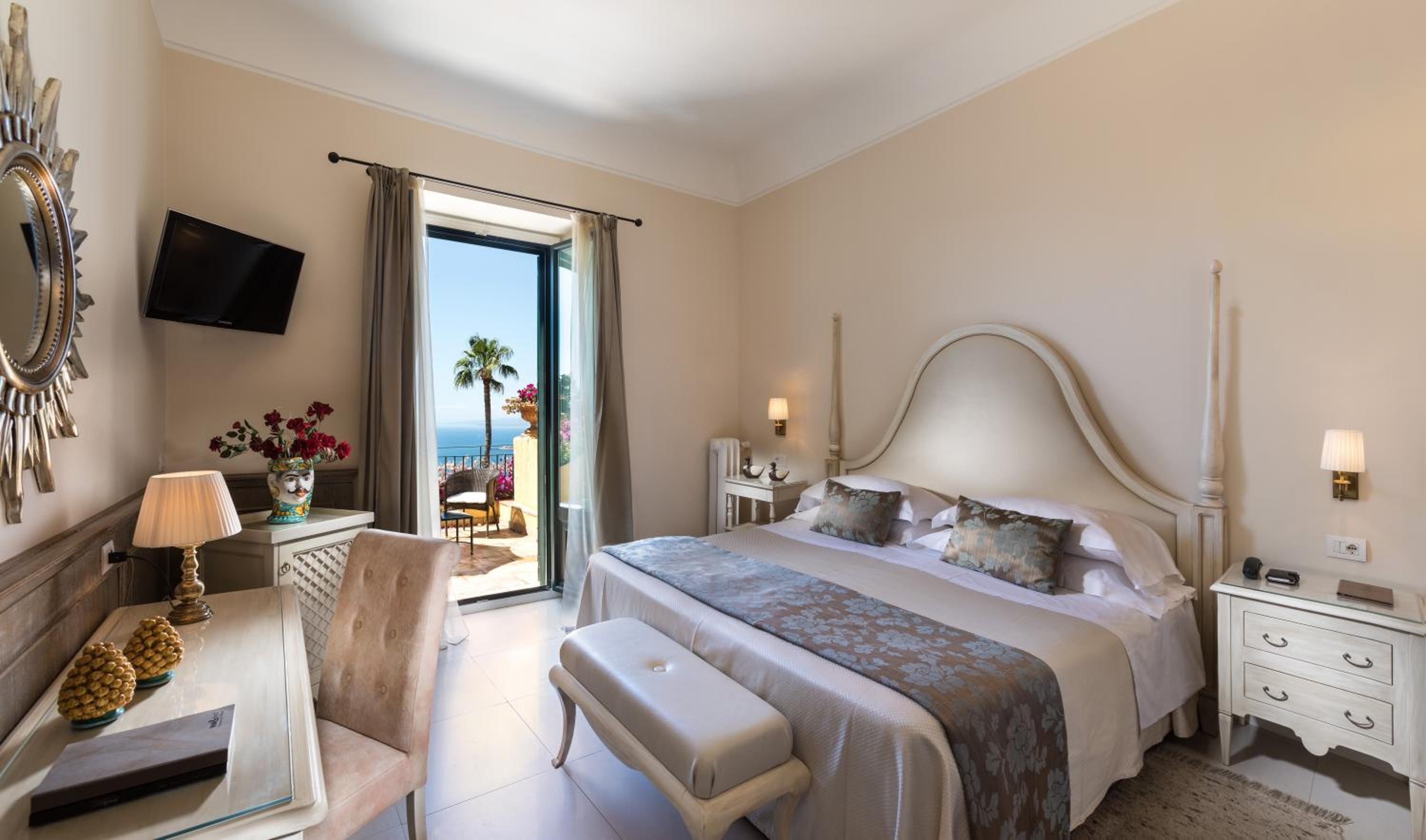 Double or Twin Room with Balcony and Sea View - Photo 9