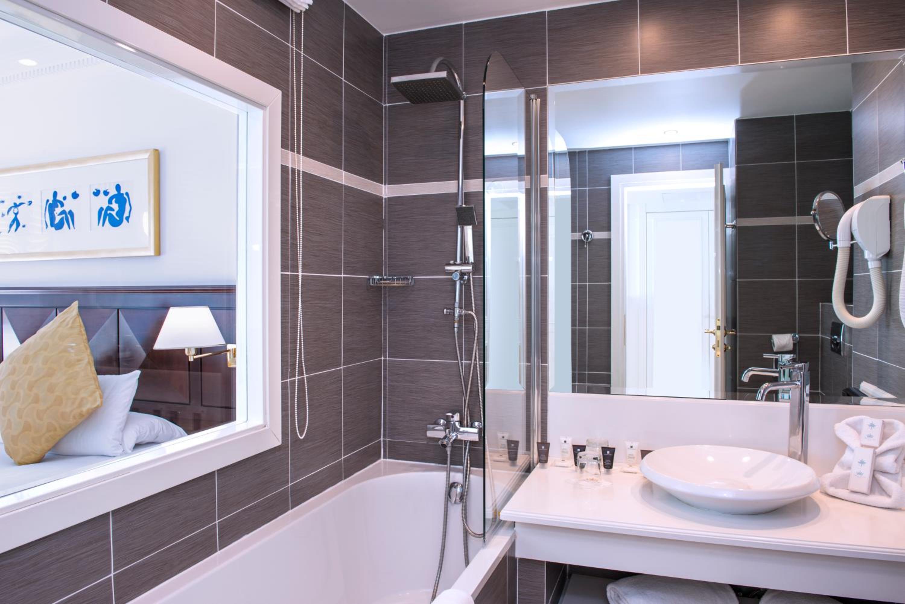 Deluxe Room with Sea View - Photo 8