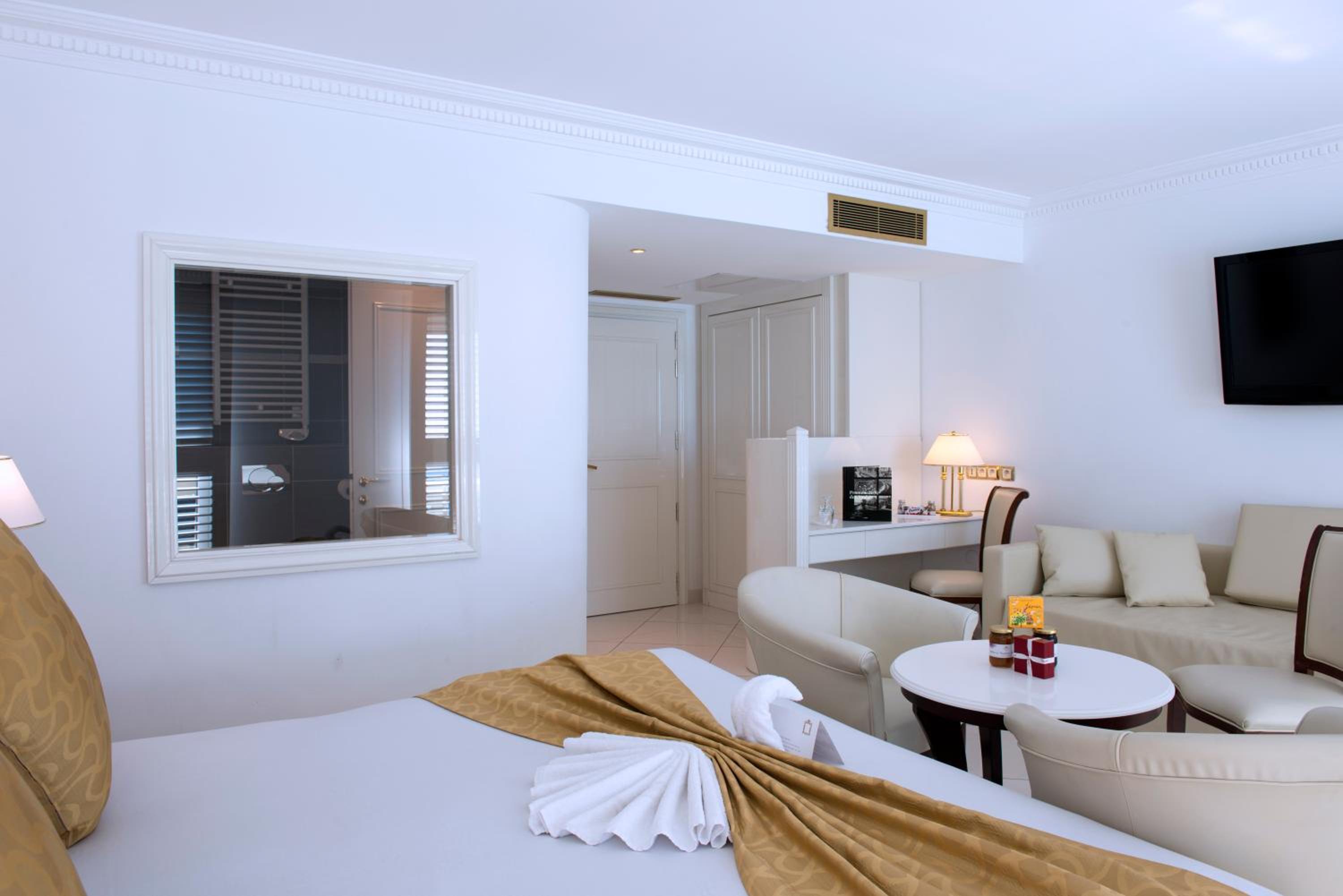 Deluxe Room with Sea View - Photo 6
