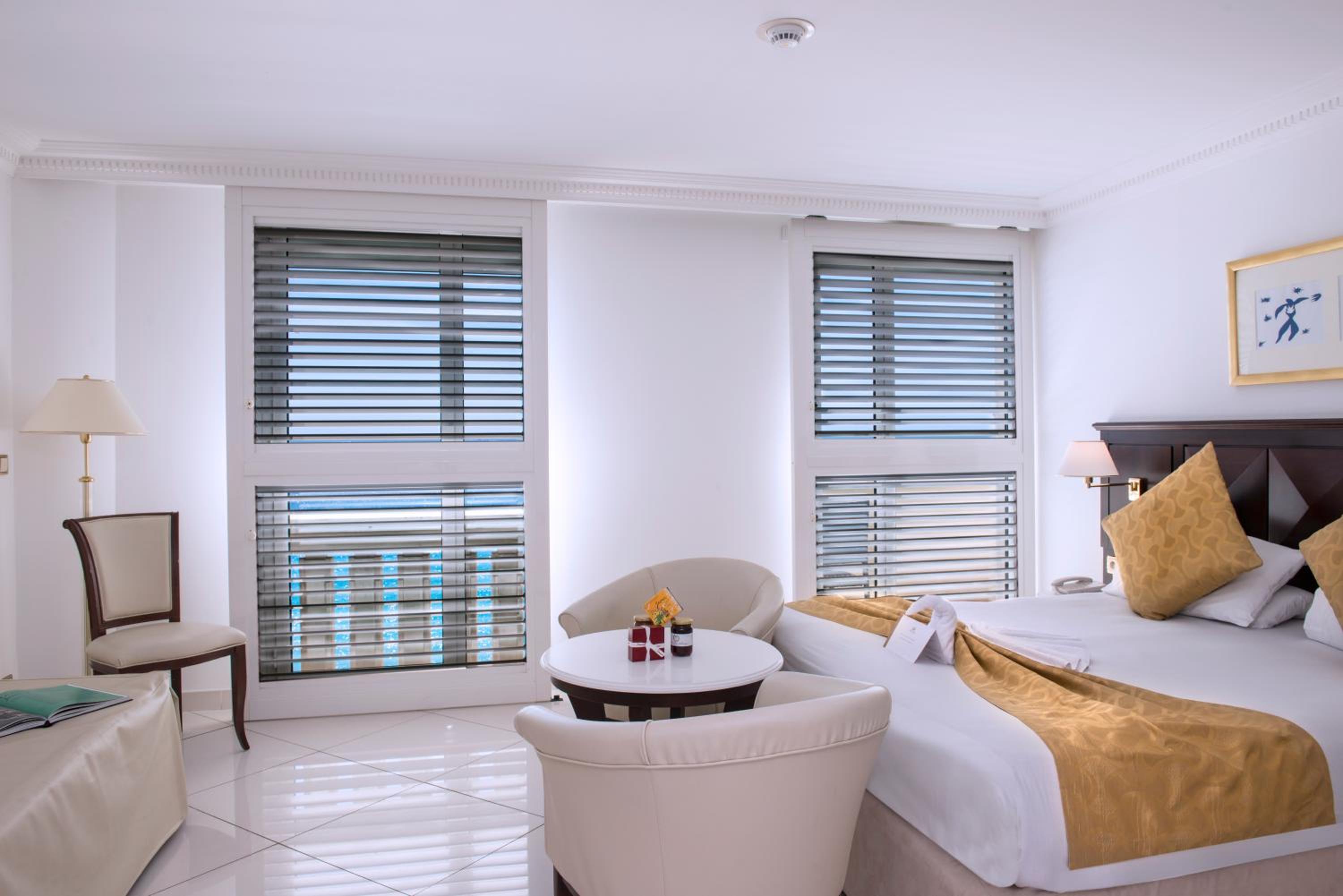 Deluxe Room with Sea View - Photo 9