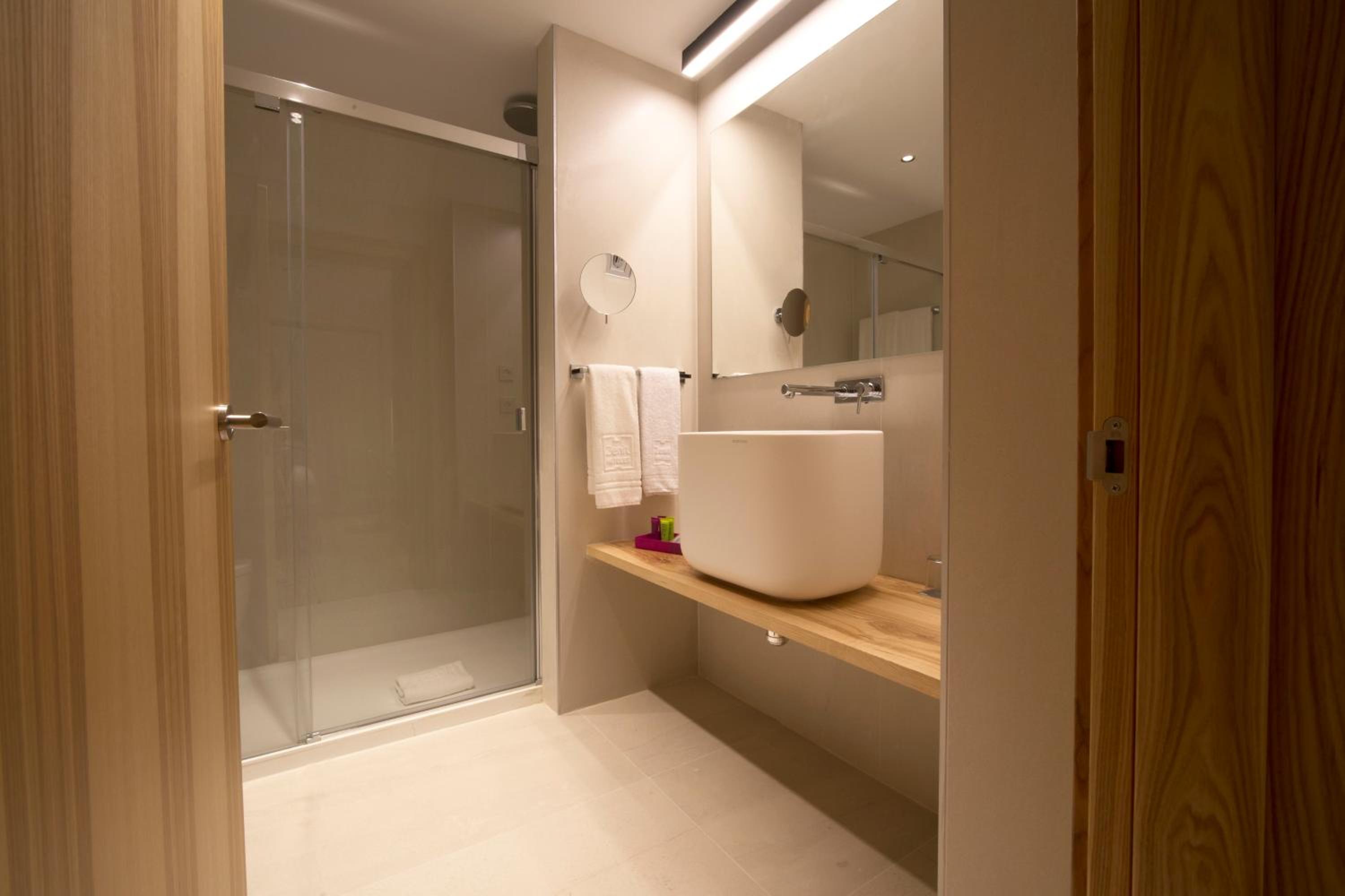 Double or Twin Room - Photo 4