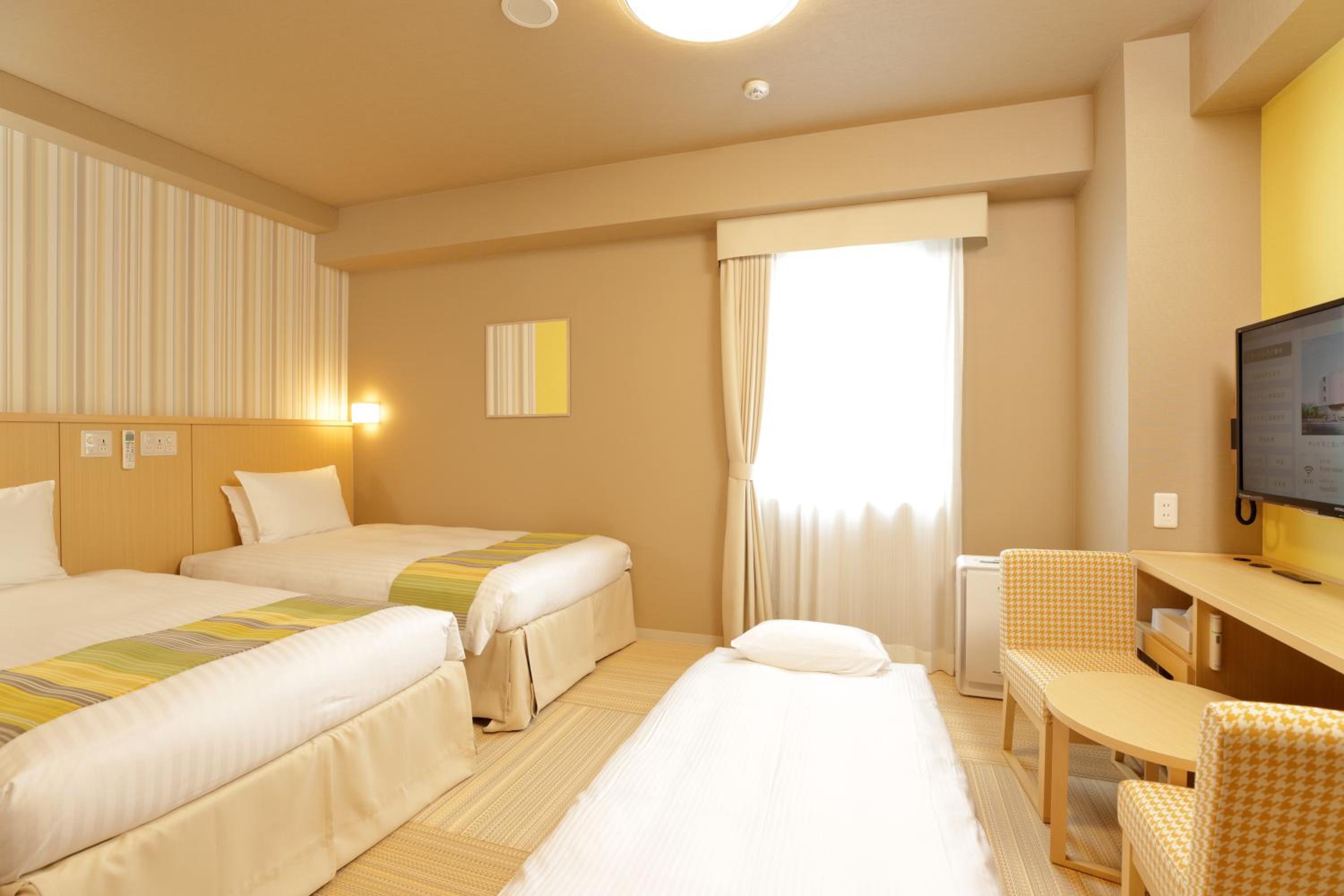 Twin Room with 1 Futons (3 Adult)