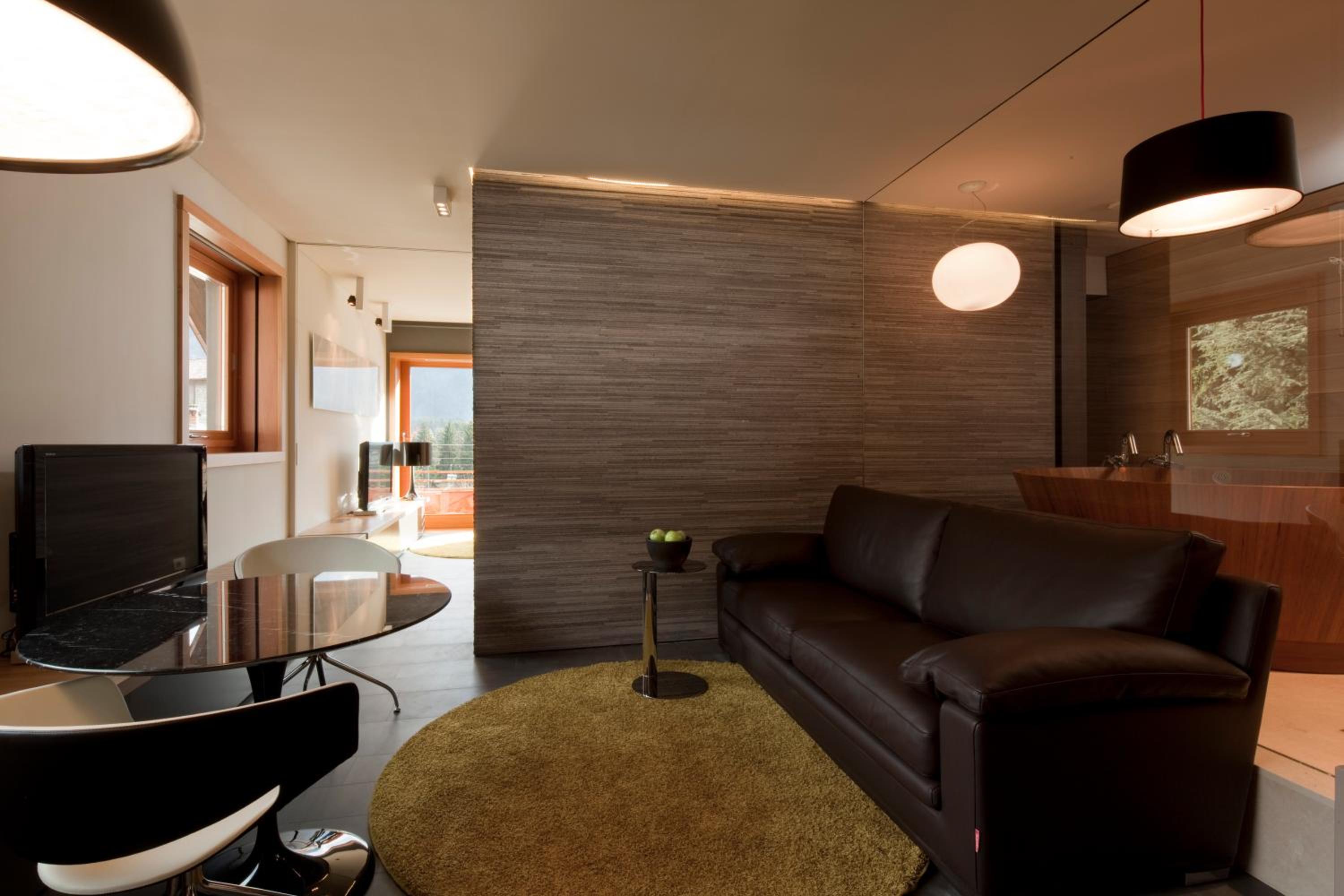 Suite - Photo 1