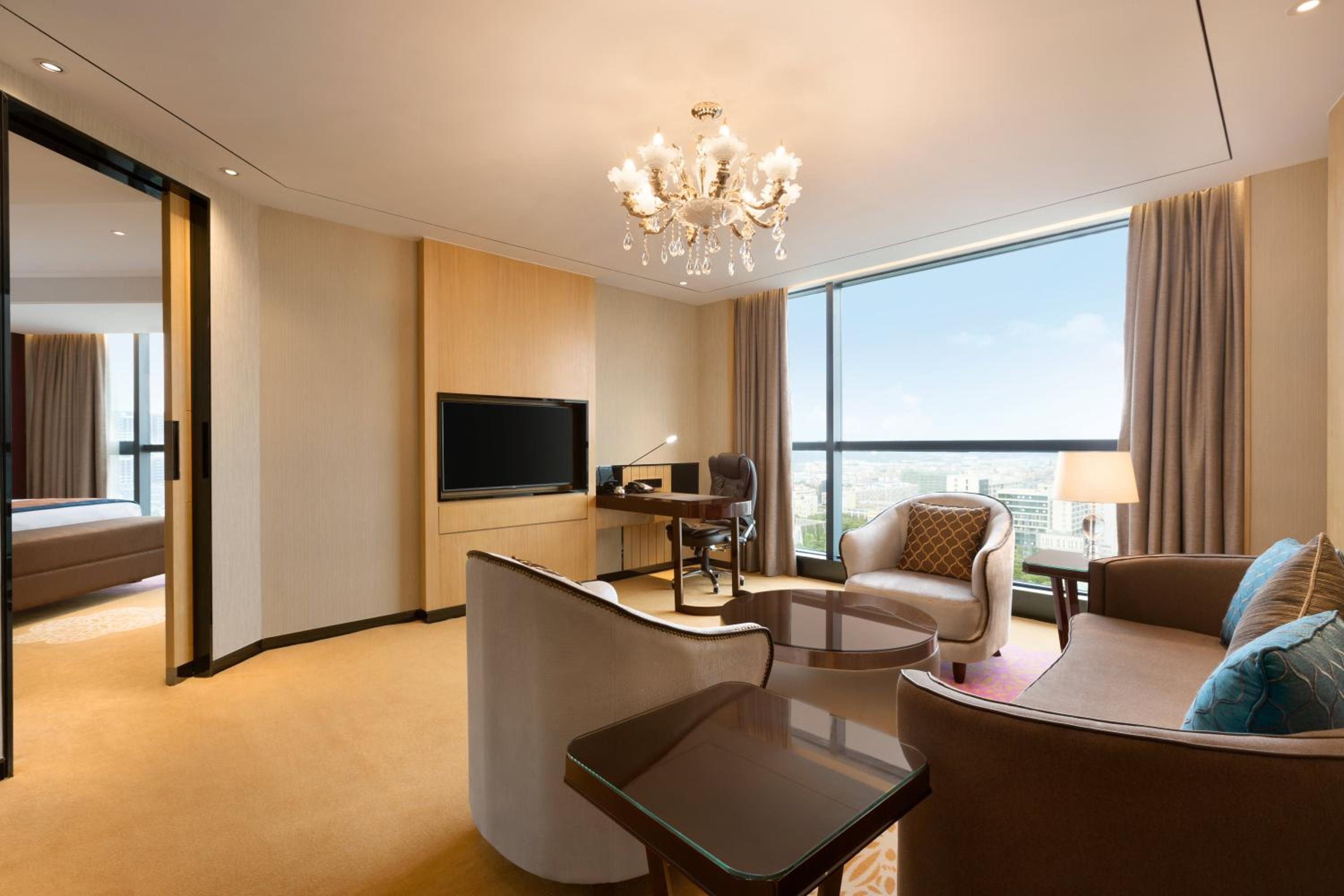Luxury King Room - Smoking  photo 3