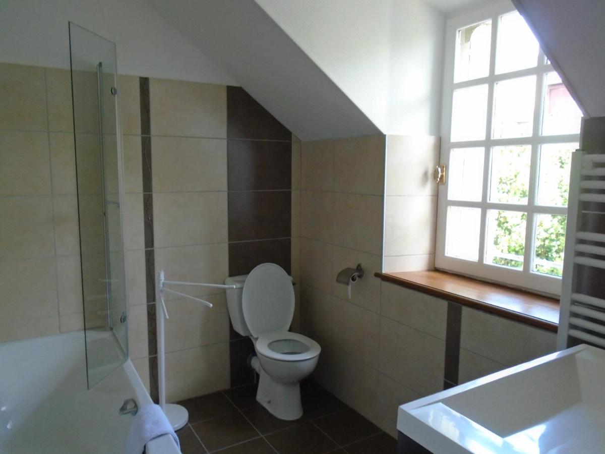 Family Room with Shared Bathroom photo 2