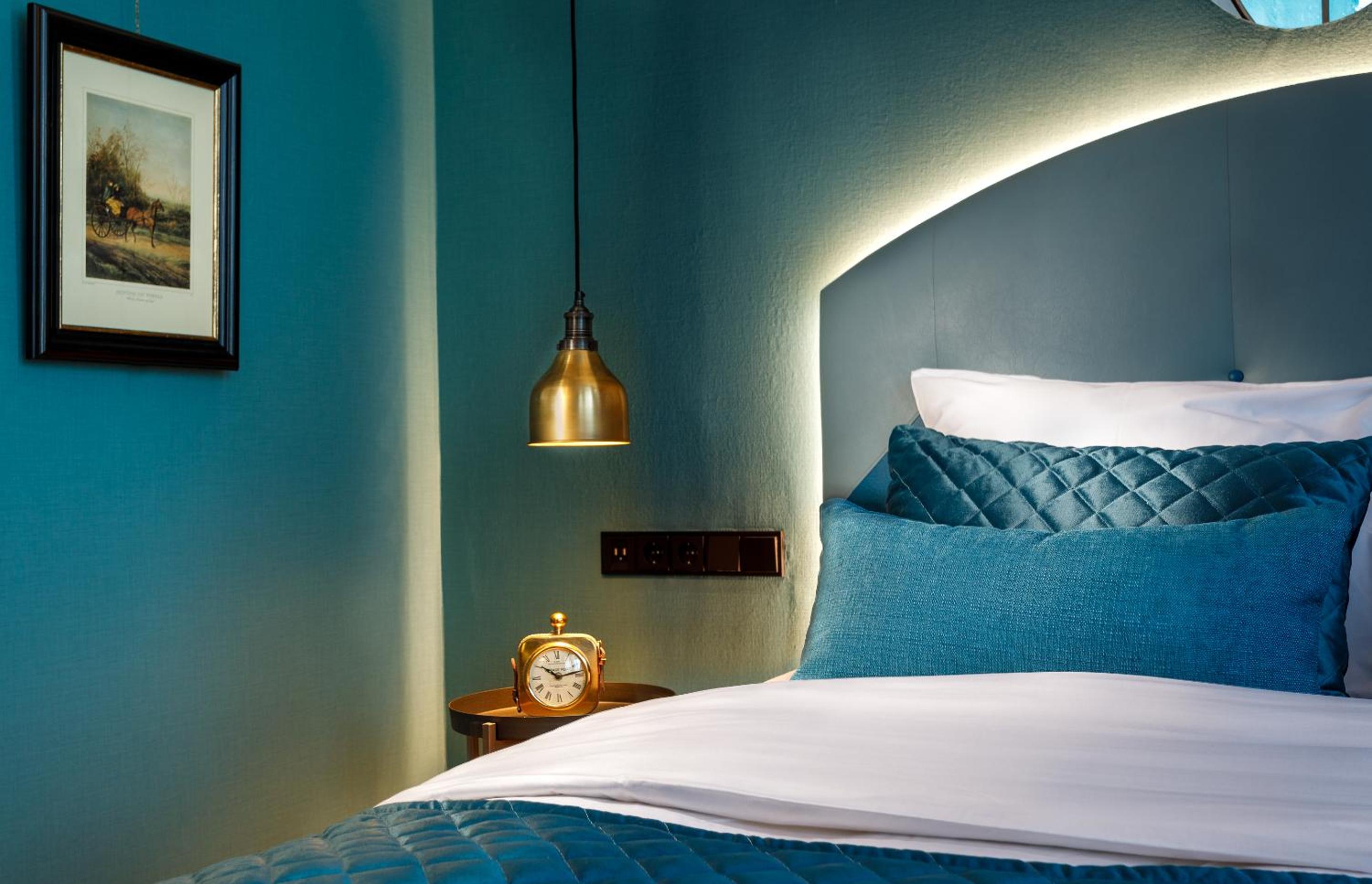 Superior King Room thumbnail 5