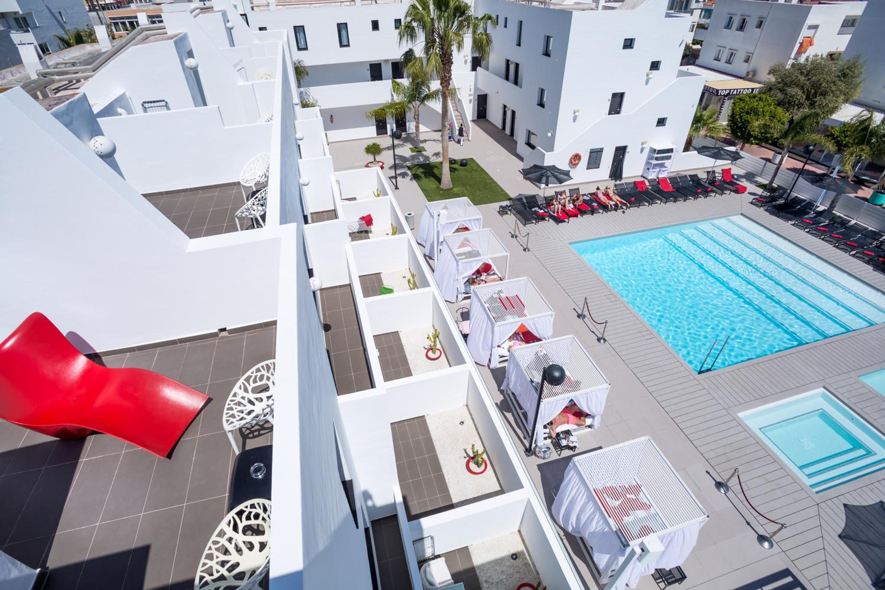 Suite de Lujo con Vista a la Piscina