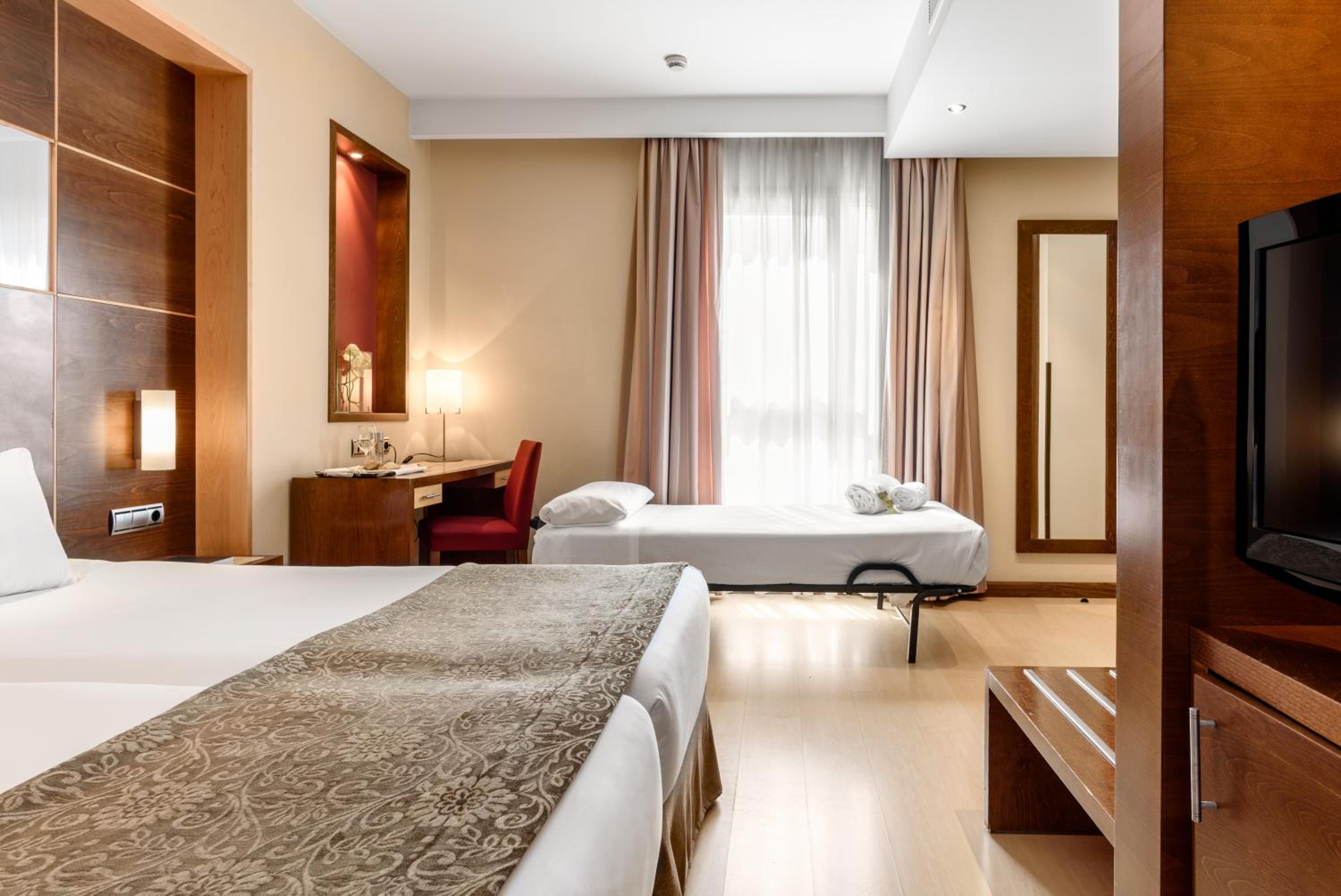 Double Room with Extra Bed (3 Adults) - Photo 2