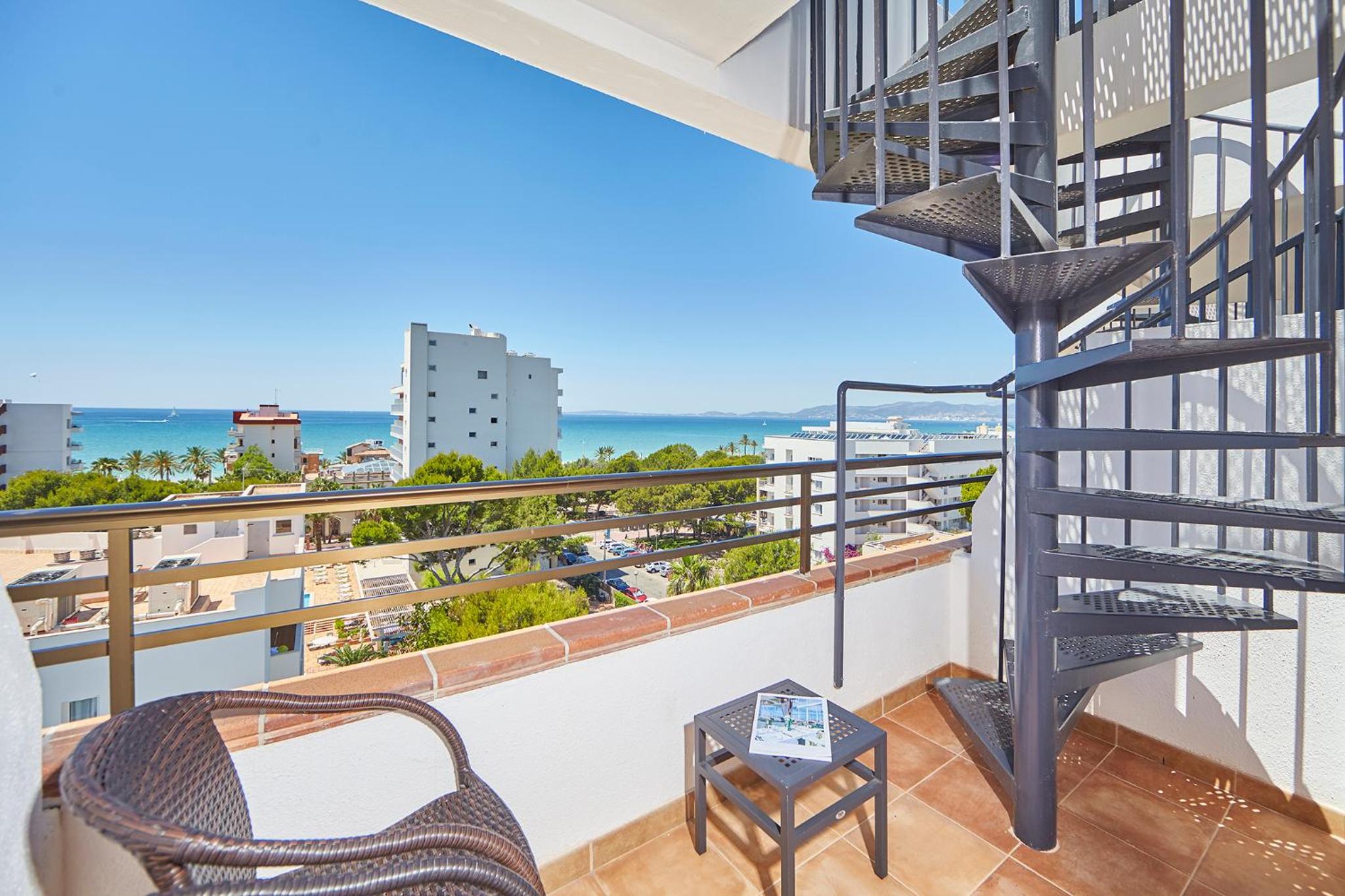 Superior Double Room with Sea View thumbnail 5