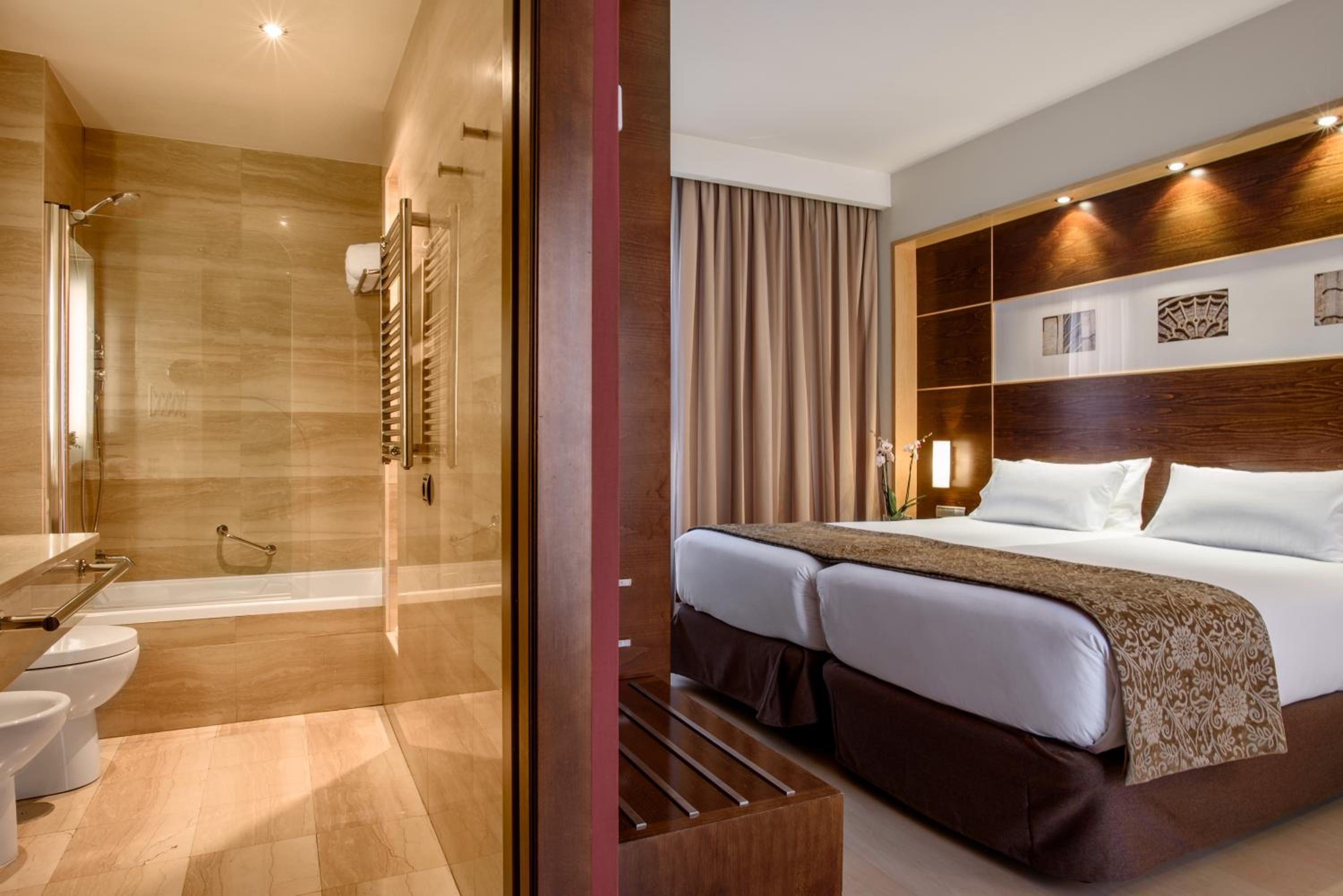 Double or Twin Room - Photo 6