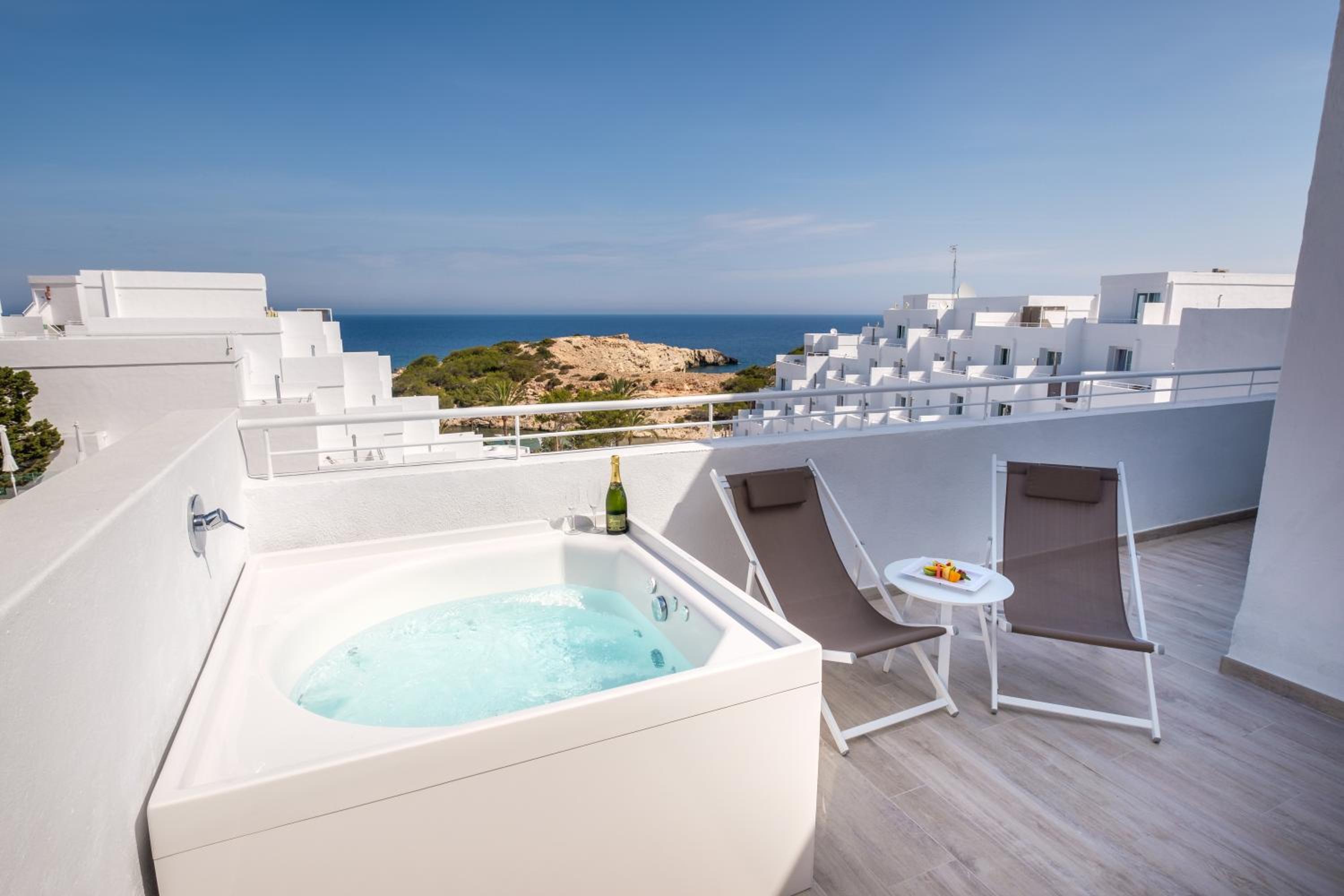 Deluxe Junior Suite with Hot Tub (3 Adults) photo 2