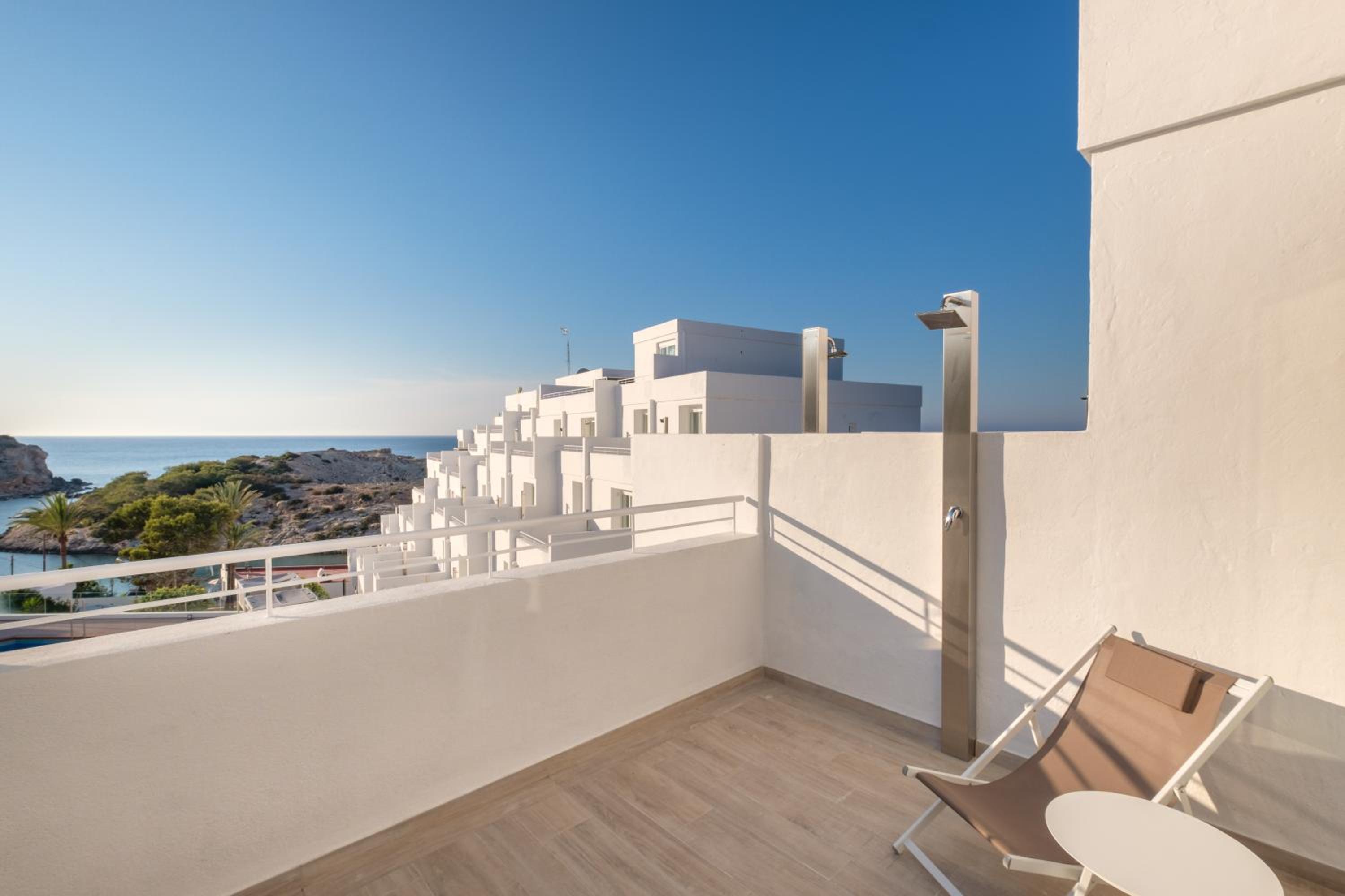 Superior Double Room with Sea View - Photo 3