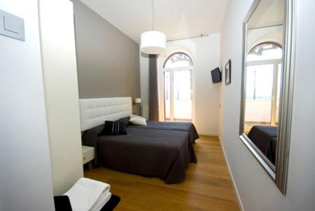 Double or Twin Room with Private Bathroom - Photo 12
