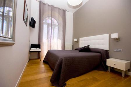 Double or Twin Room with Private Bathroom - Photo 10