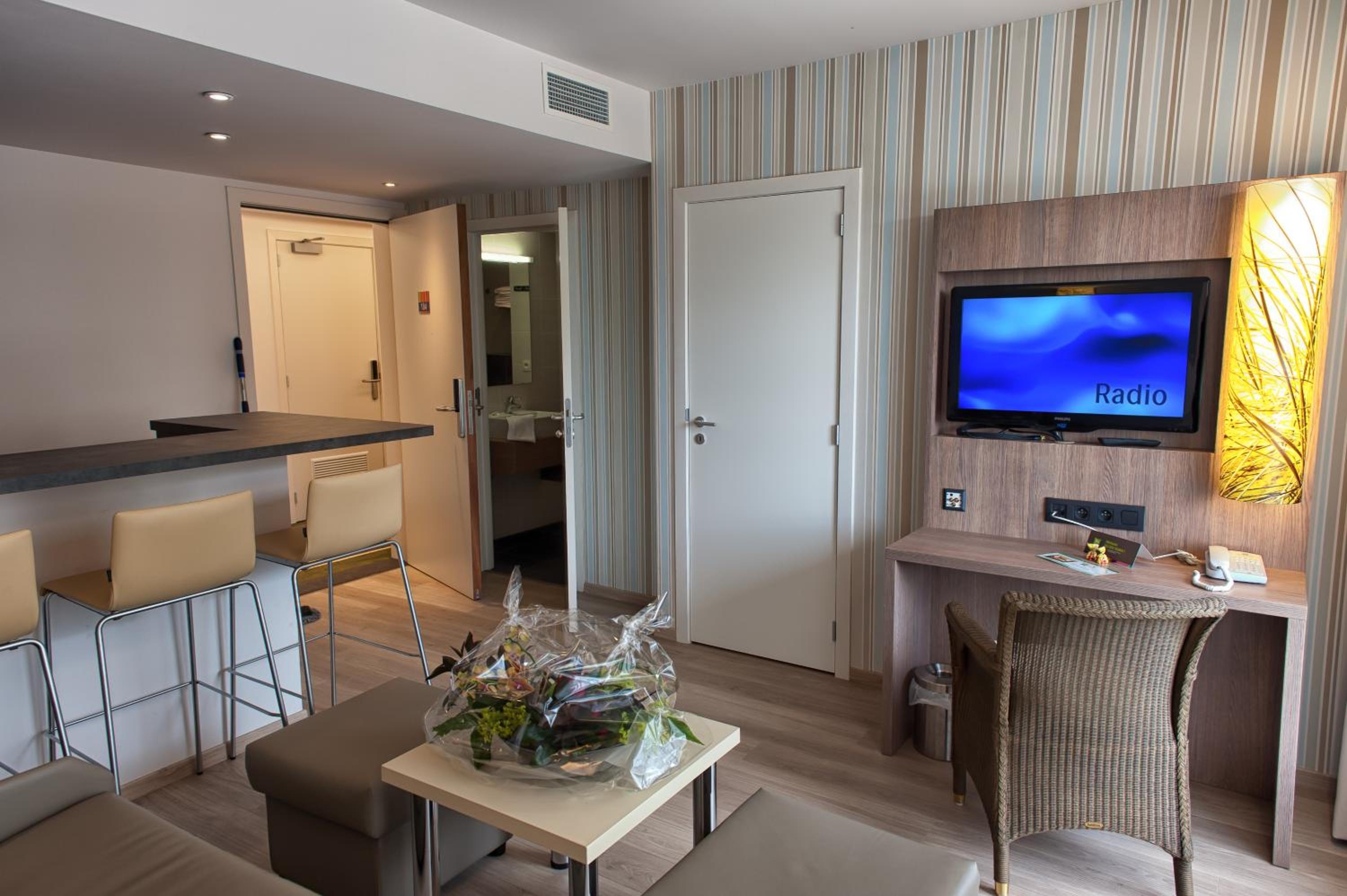 Family Suite with Balcony - Photo 4