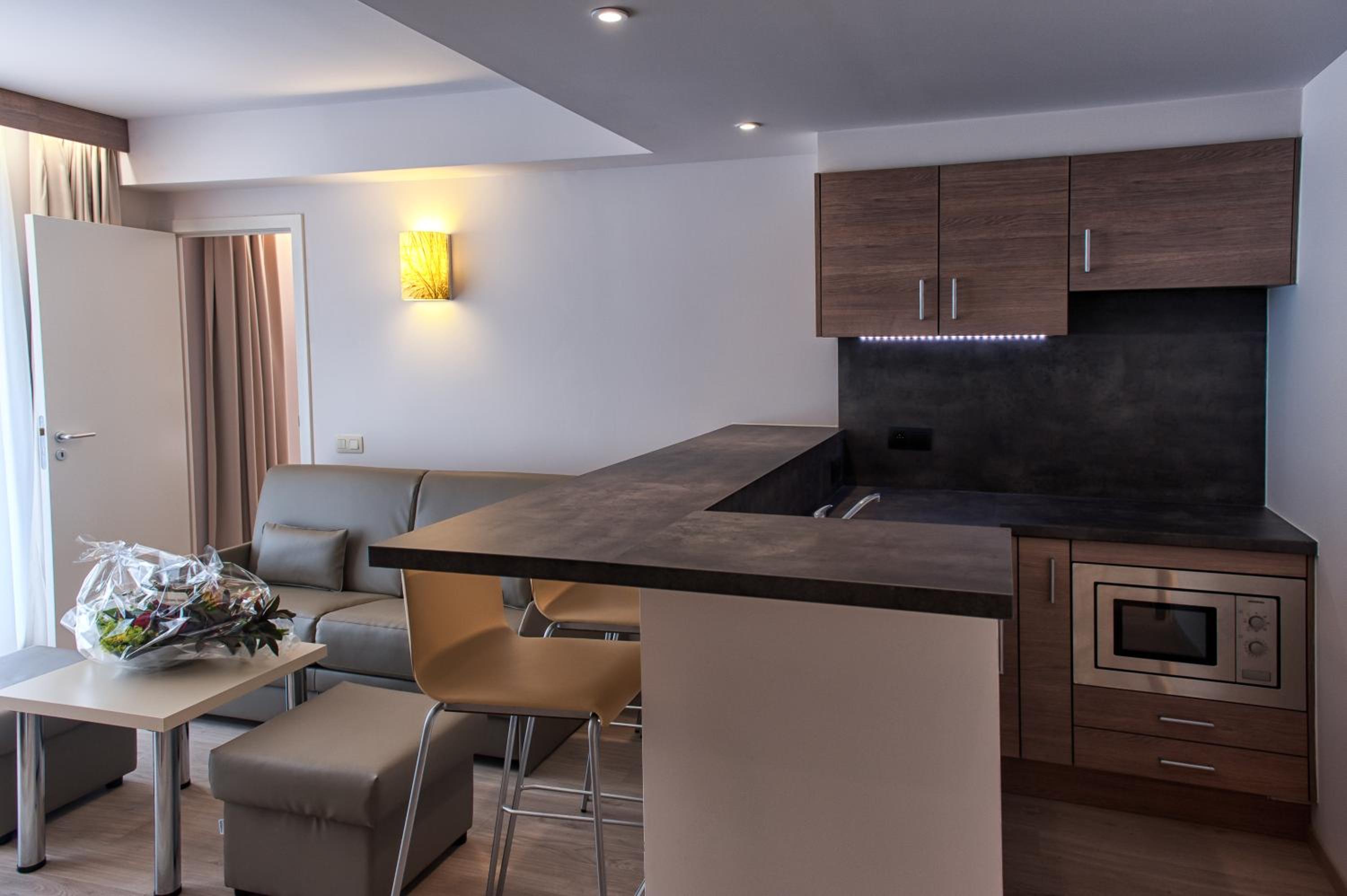 Family Suite with Balcony - Photo 2