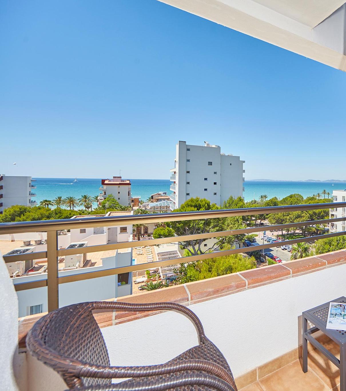 Double Room with Balcony and Sea View thumbnail 6