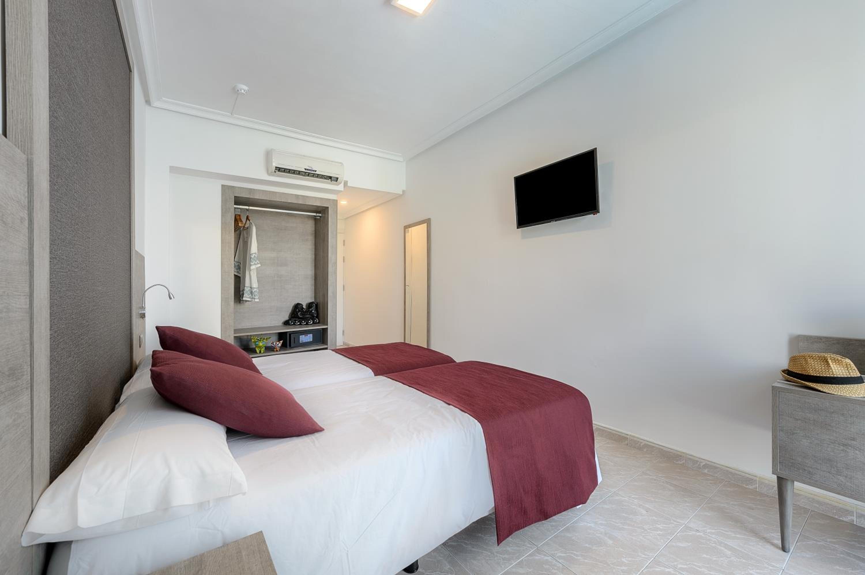 Twin Room with Balcony - Photo 4