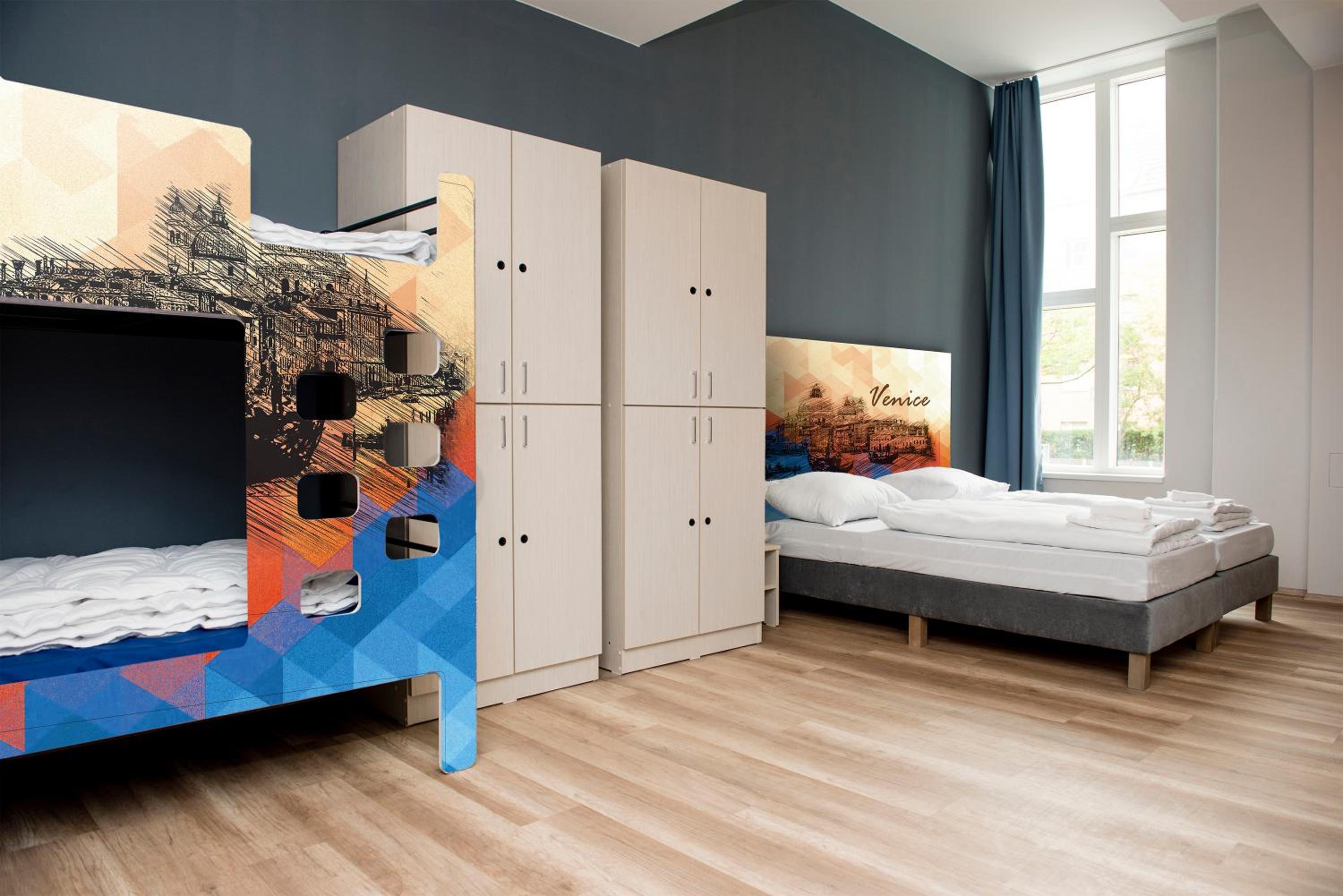 6-Bed Room