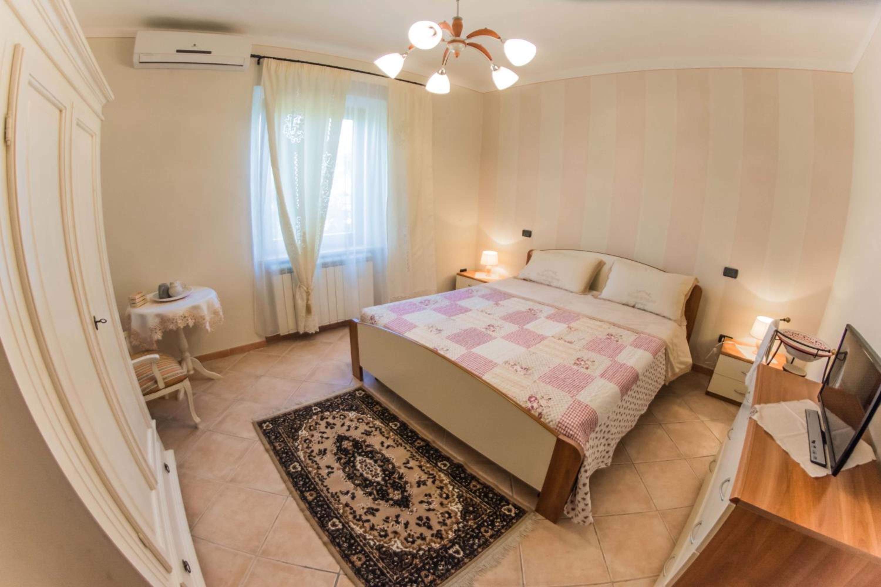 One-Bedroom Apartment photo 2
