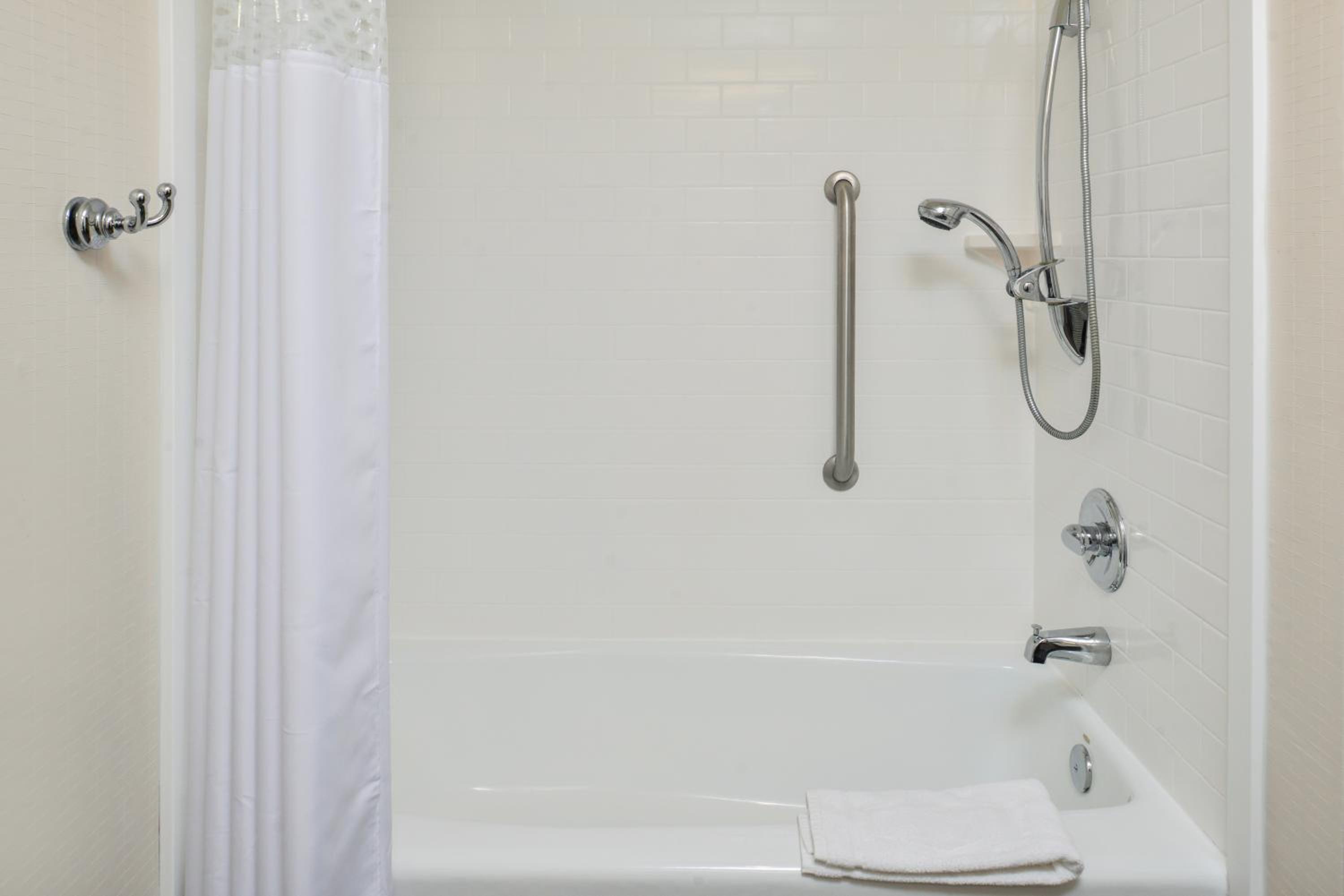 Queen Room With Bath Tub - Disability Access photo 3