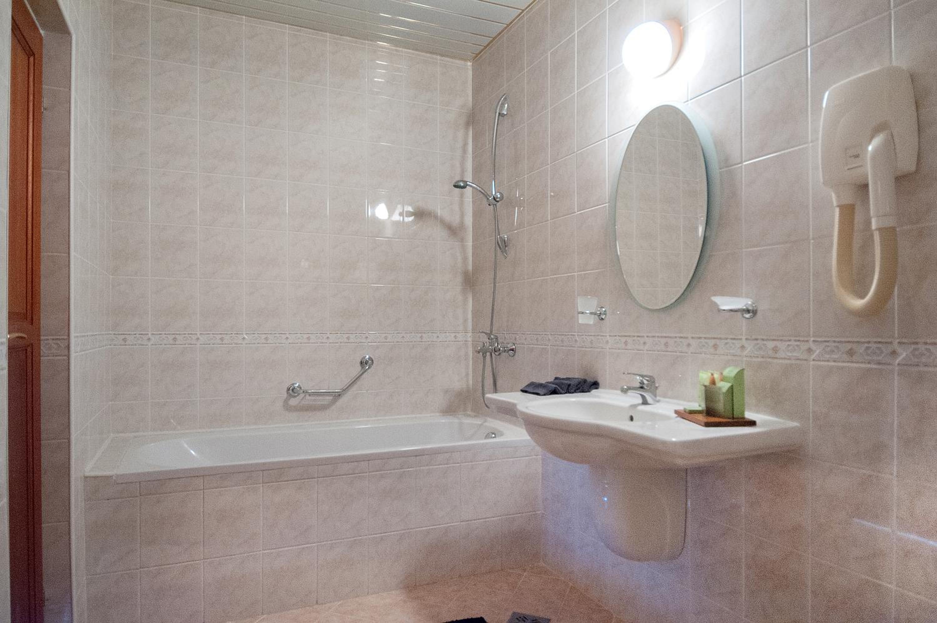 Deluxe Double or Twin Room with Balcony thumbnail 5