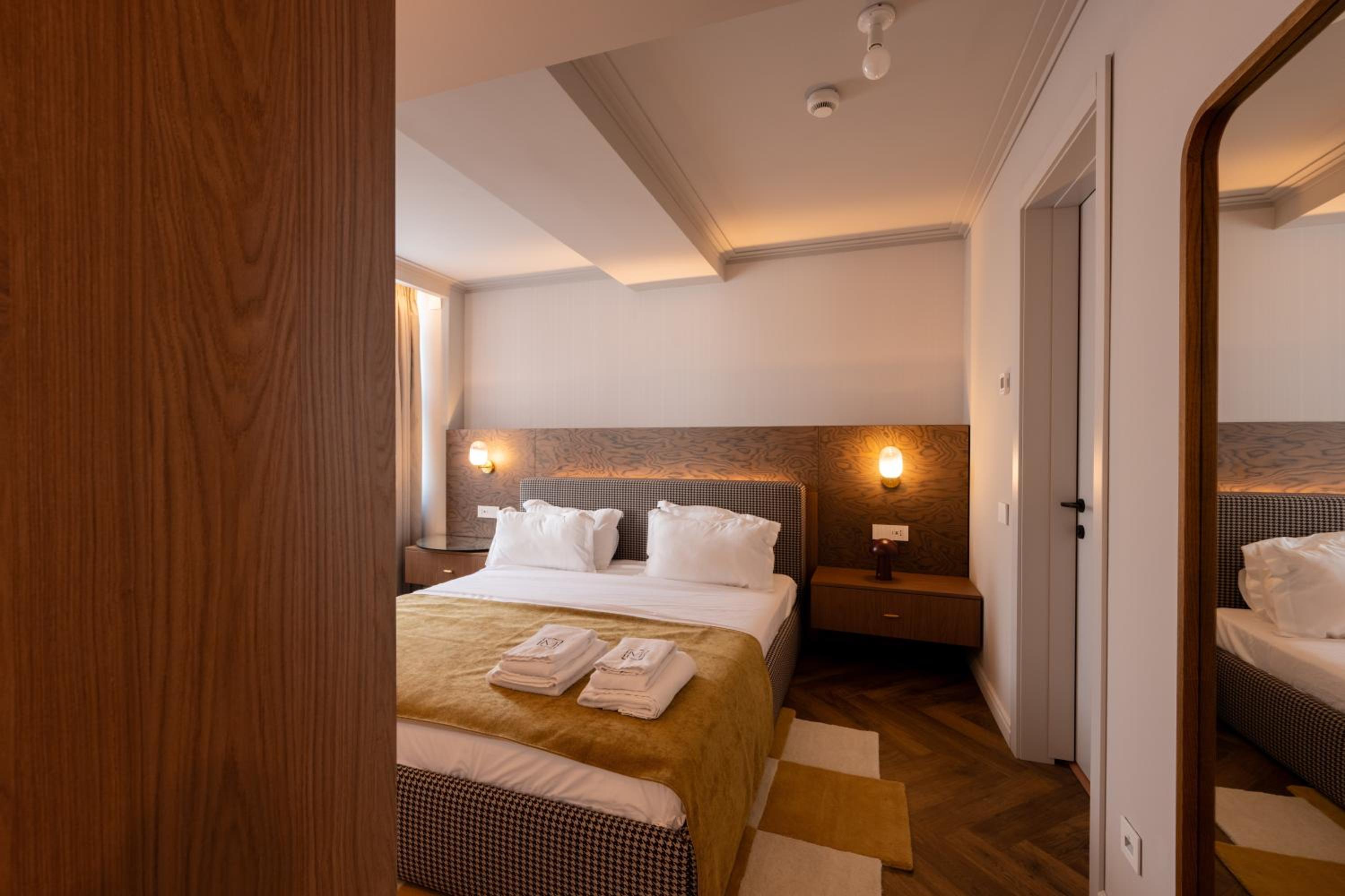 Retronique - One-Bedroom Apartment with Balcony and City View