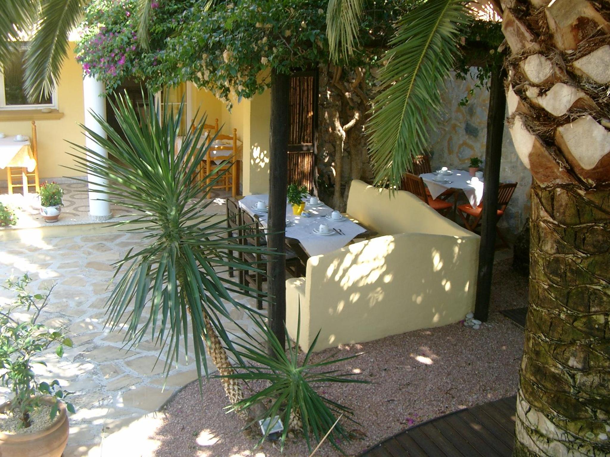 Queen Room with Balcony - Photo 15