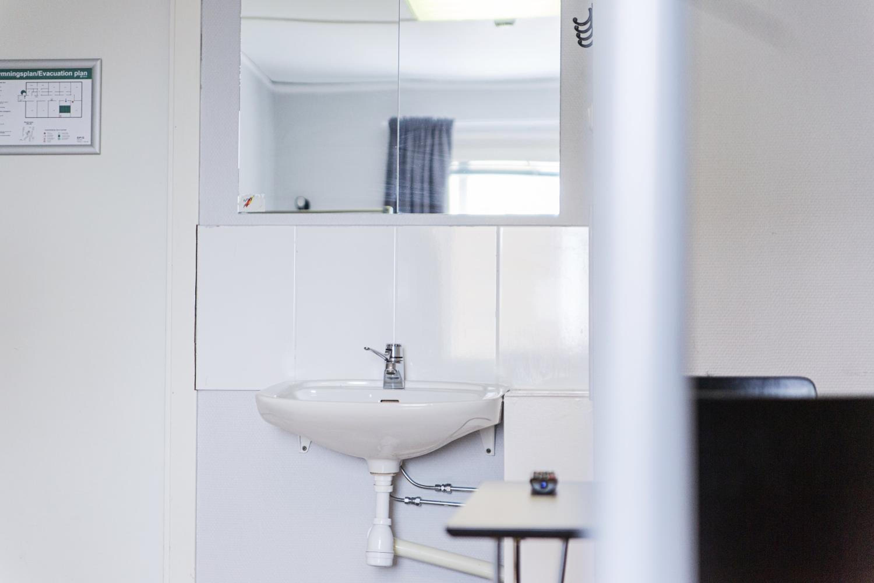 Economy Twin Room With Shared Bathroom photo 1