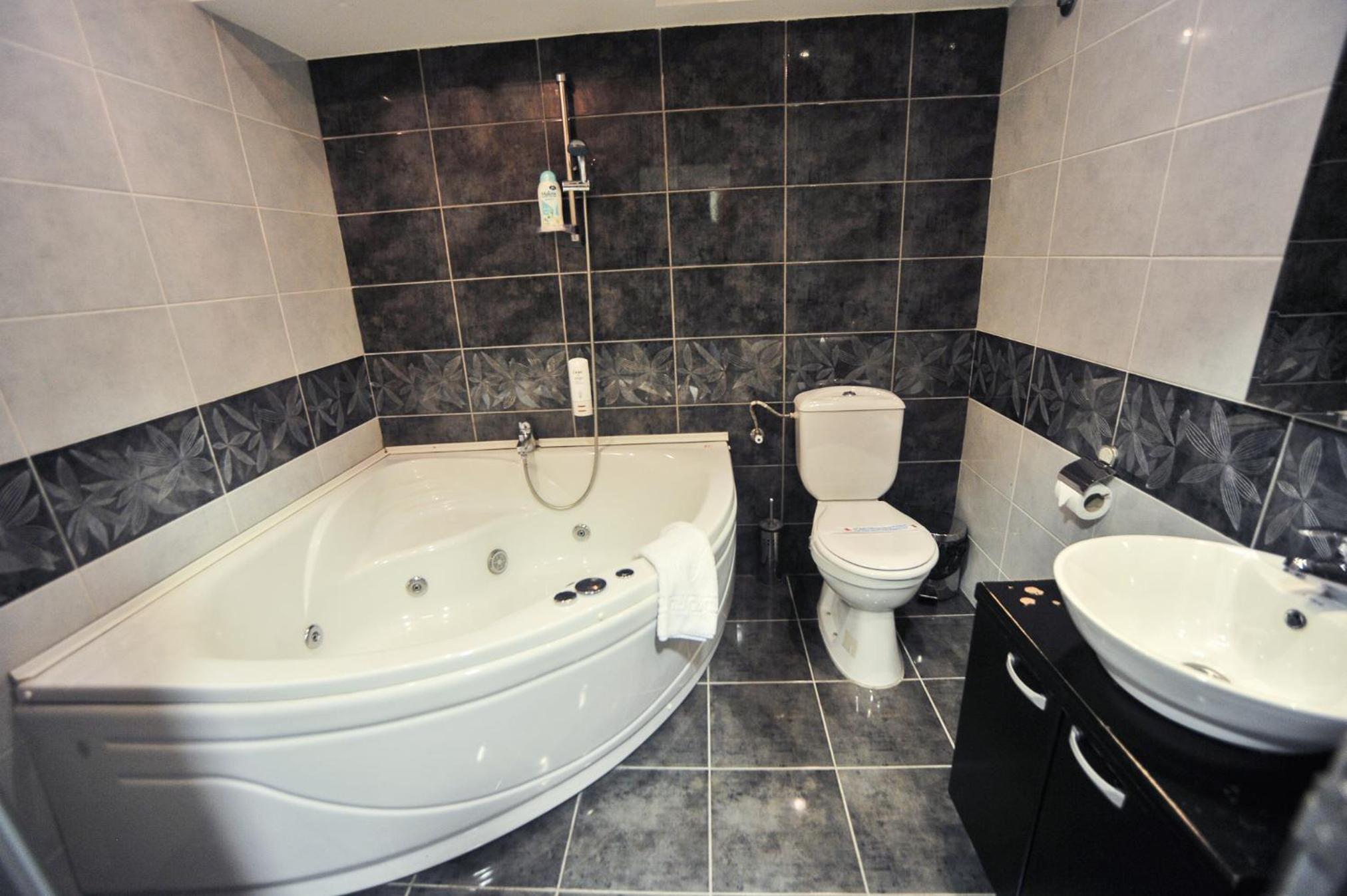 Suite with Spa Bath photo 1