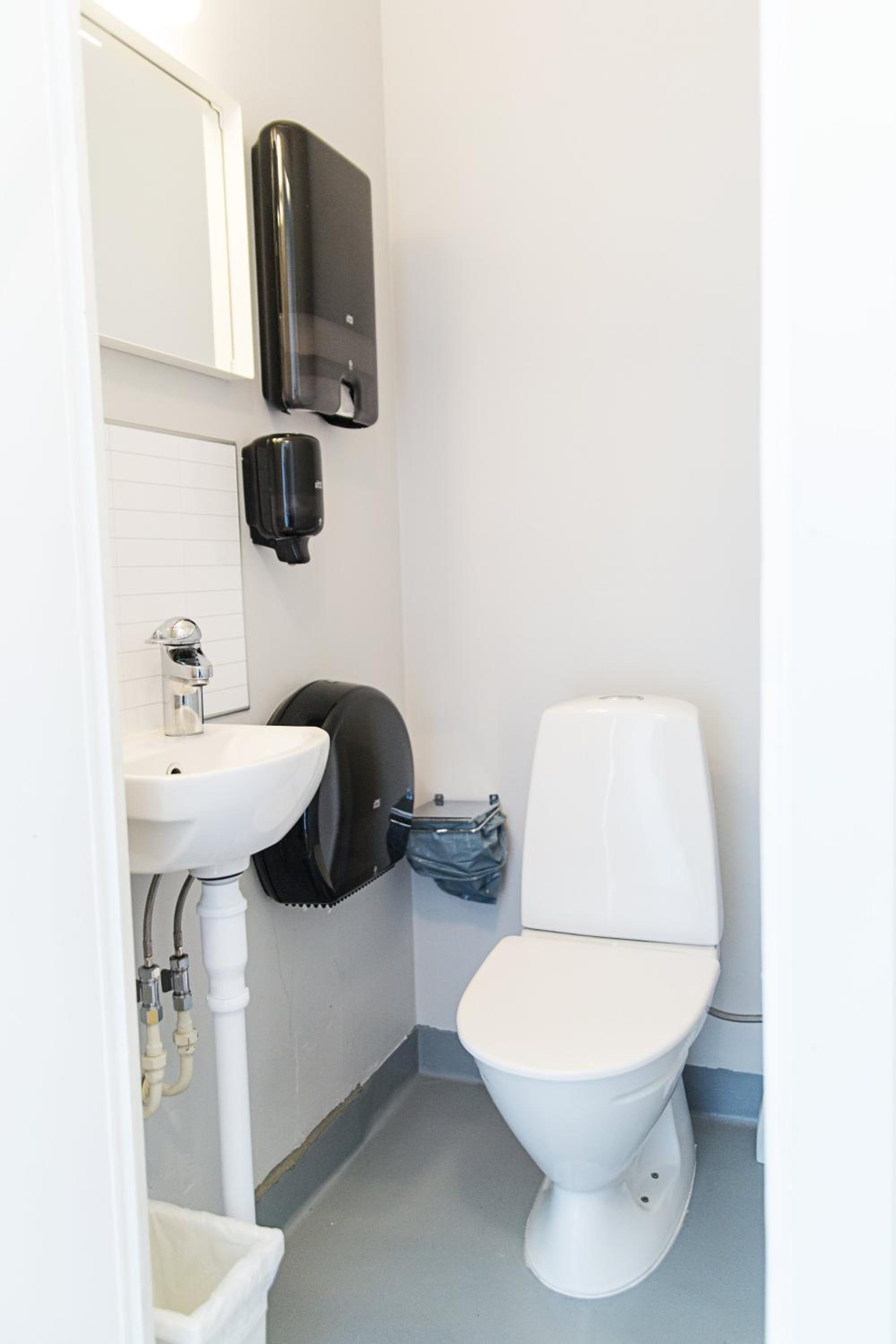 Economy Twin Room With Shared Bathroom photo 2