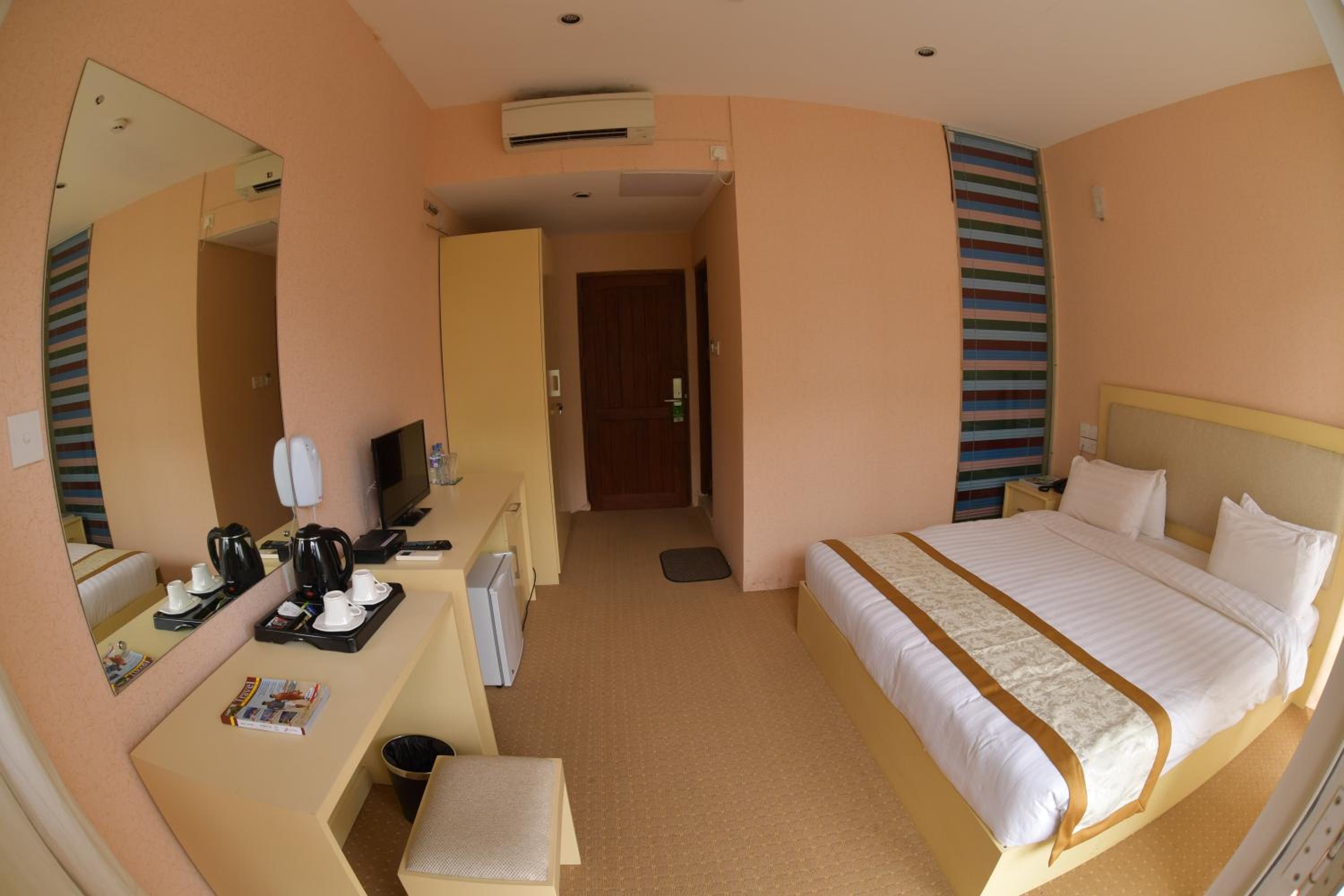 Standard Queen Room photo 2