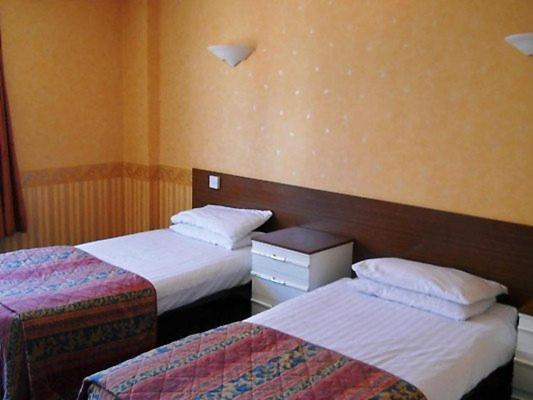 Twin Room - Photo 4