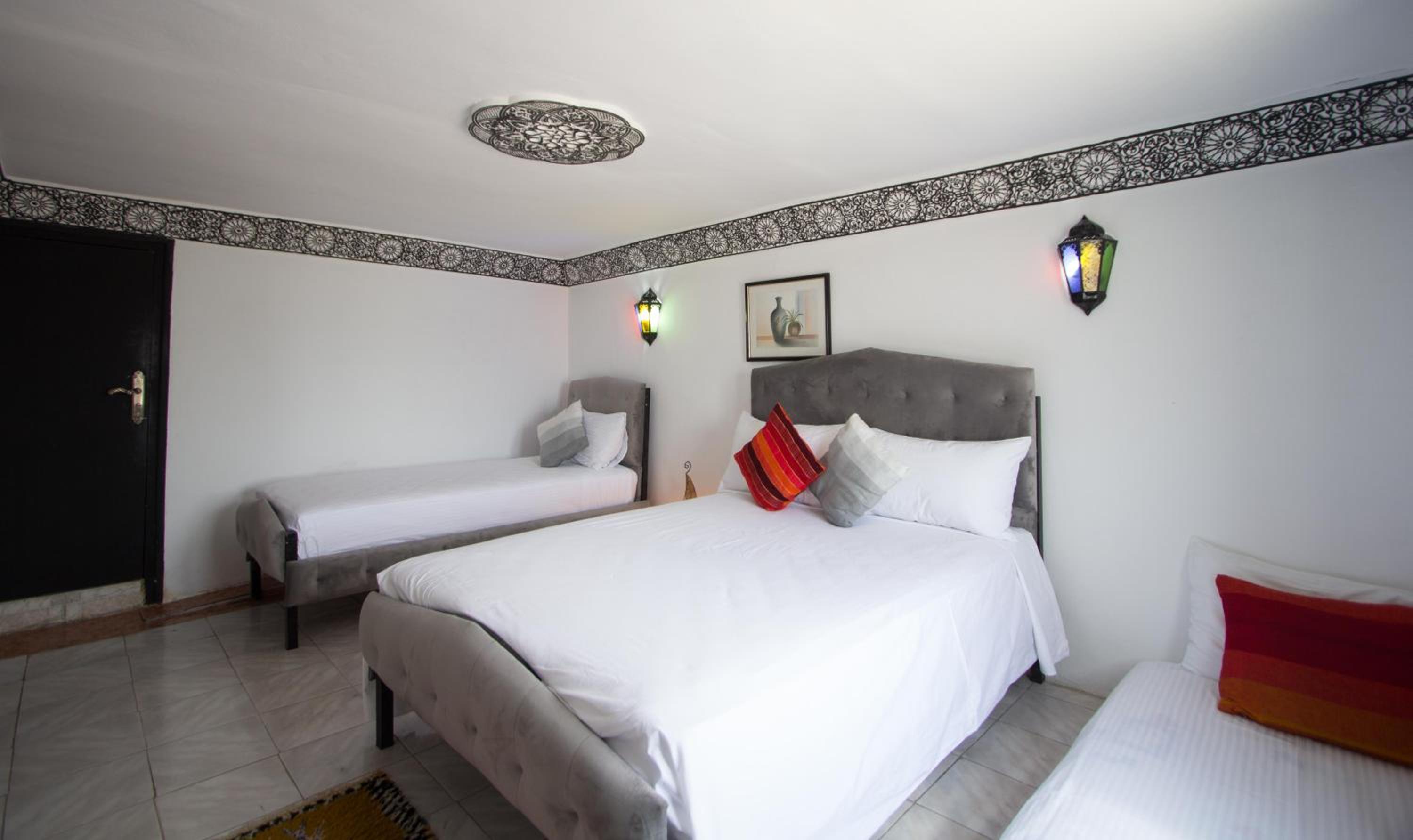Quadruple Room with Private Bathroom - Photo 2